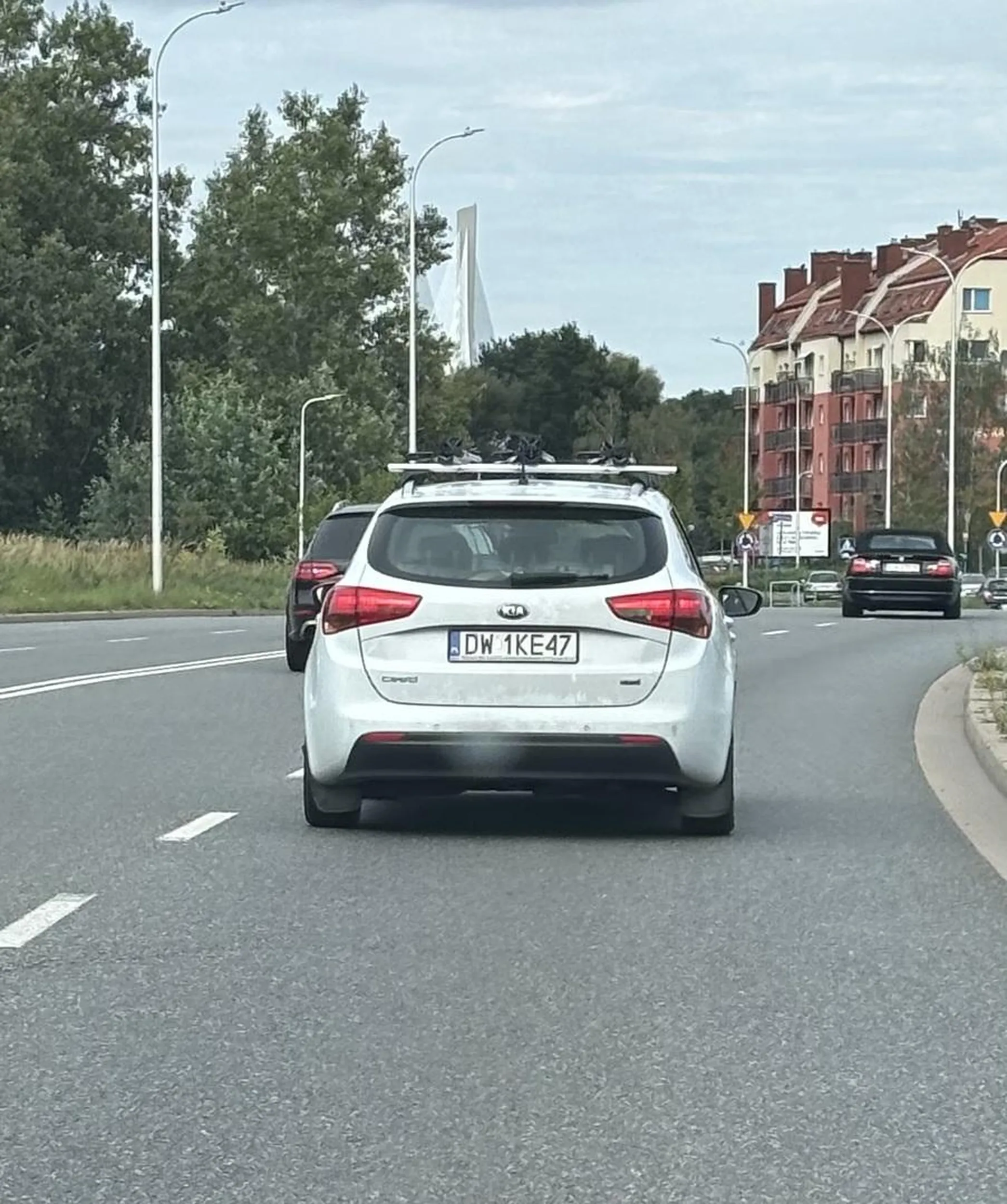 Kierowca strzepuje papierosa za okno i wyrzuca niedopałki w trakcie jazdy.