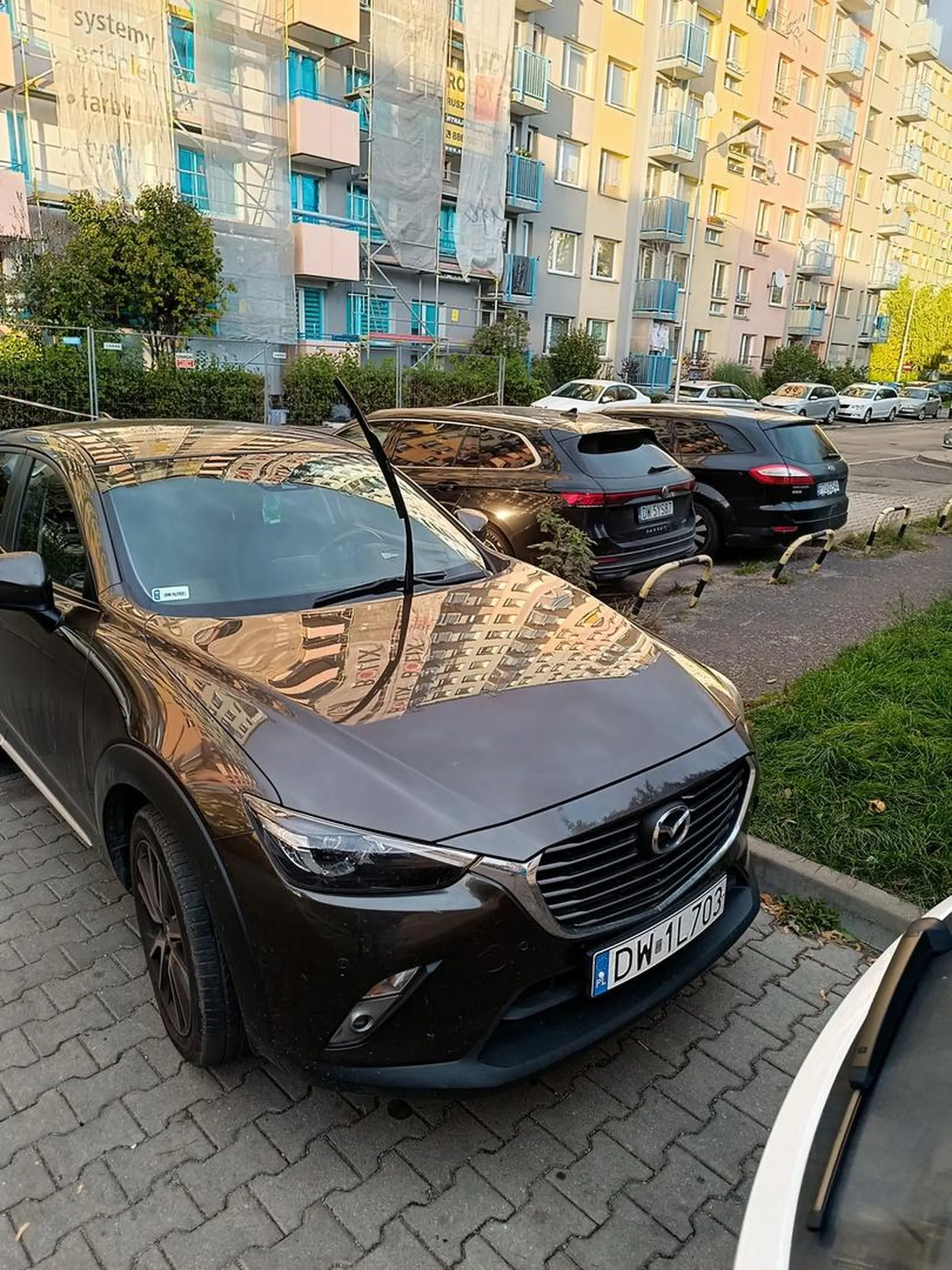 Typowy przygłup parkujący na środku pieszego ciągu komunikacyjnego.