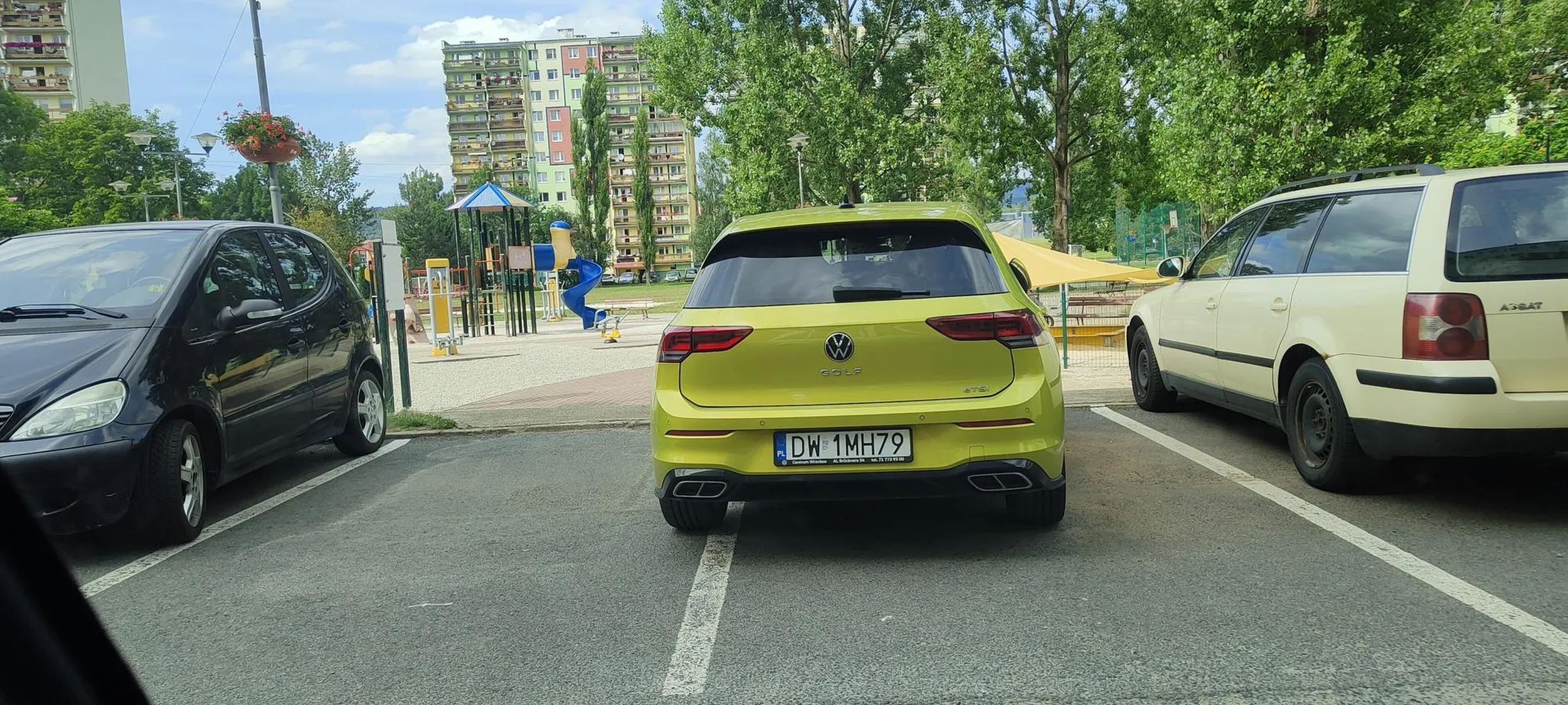 Nie potrafi parkować i prawdopodobnie tak samo jeździ, uważajcie na tą "panią.