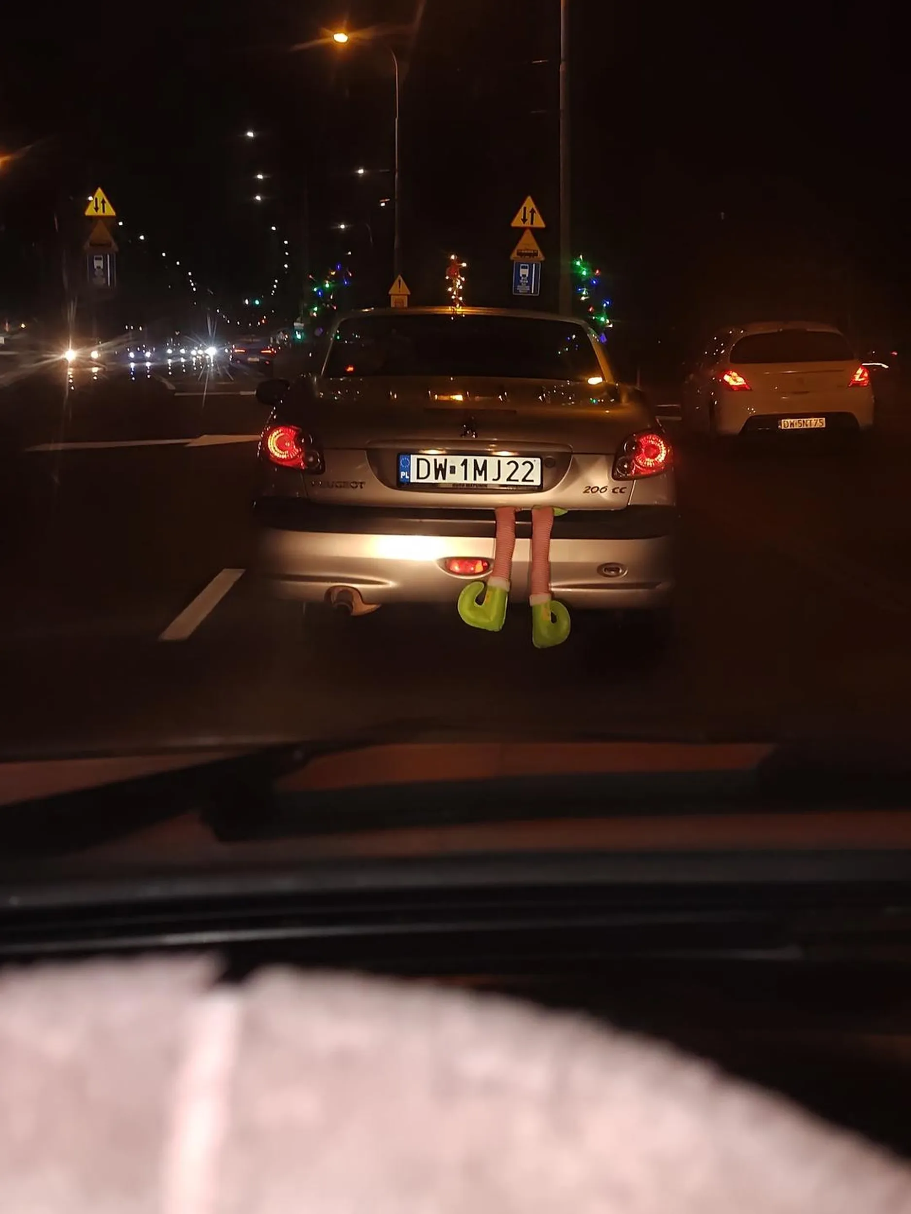 Przytrzasnął elfa w bagażniku ?