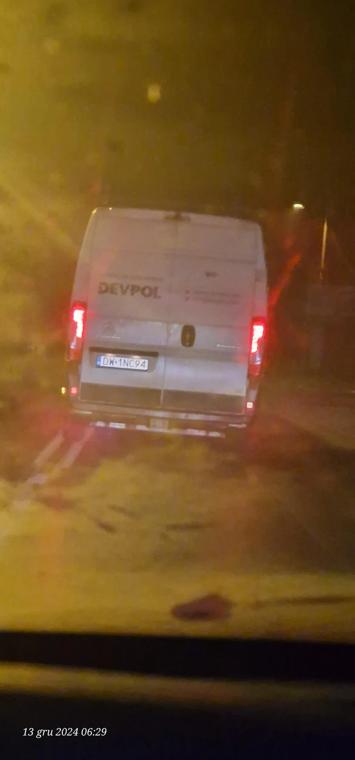 Przejazd z 13 grudnia, godziny poranne okolice Dzierżoniowa. Wyprzedzanie na podwójnej ciągłej i wpychanie się między auta. Chwilę później wyprzedzanie pod górę na czołówkę z tirem. W zabudowanym 90, po czym nagle przestało sie spieszyc i 60 poza zabudowanym.. idź się leczyć albo oddaj prawko, bo stanowisz zagrożenie!!!