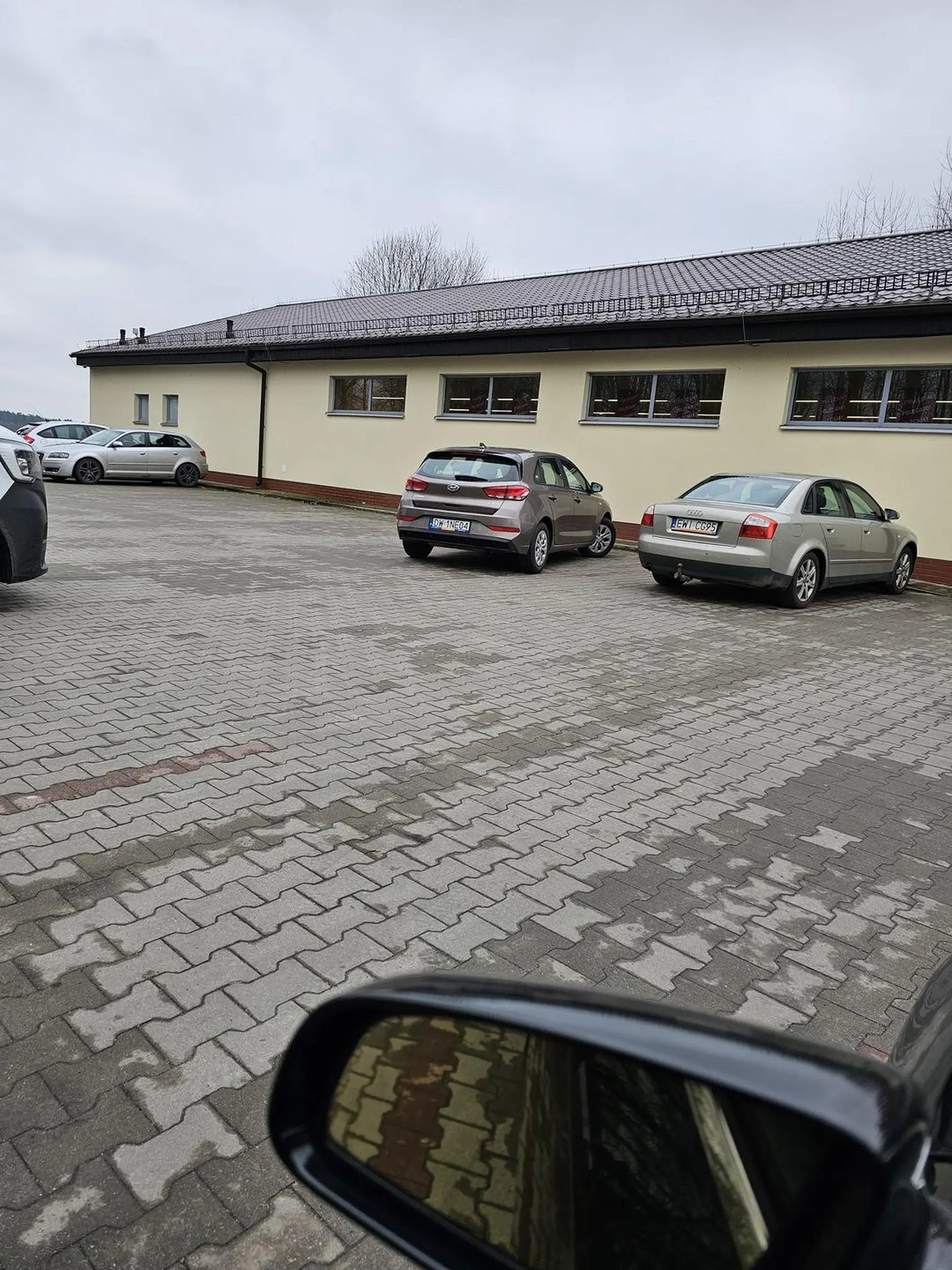 A co mi tam zaparkuje w poprzek i zrobie innym na zlosc bo parking pusty to mi wsiokowi wolno wszystko, durna babo czy tak cięzko w liniach wyznaczających miejsce zaparkowac swój bolid czy prawko kupilas za jajka albo co gorsza za gałe