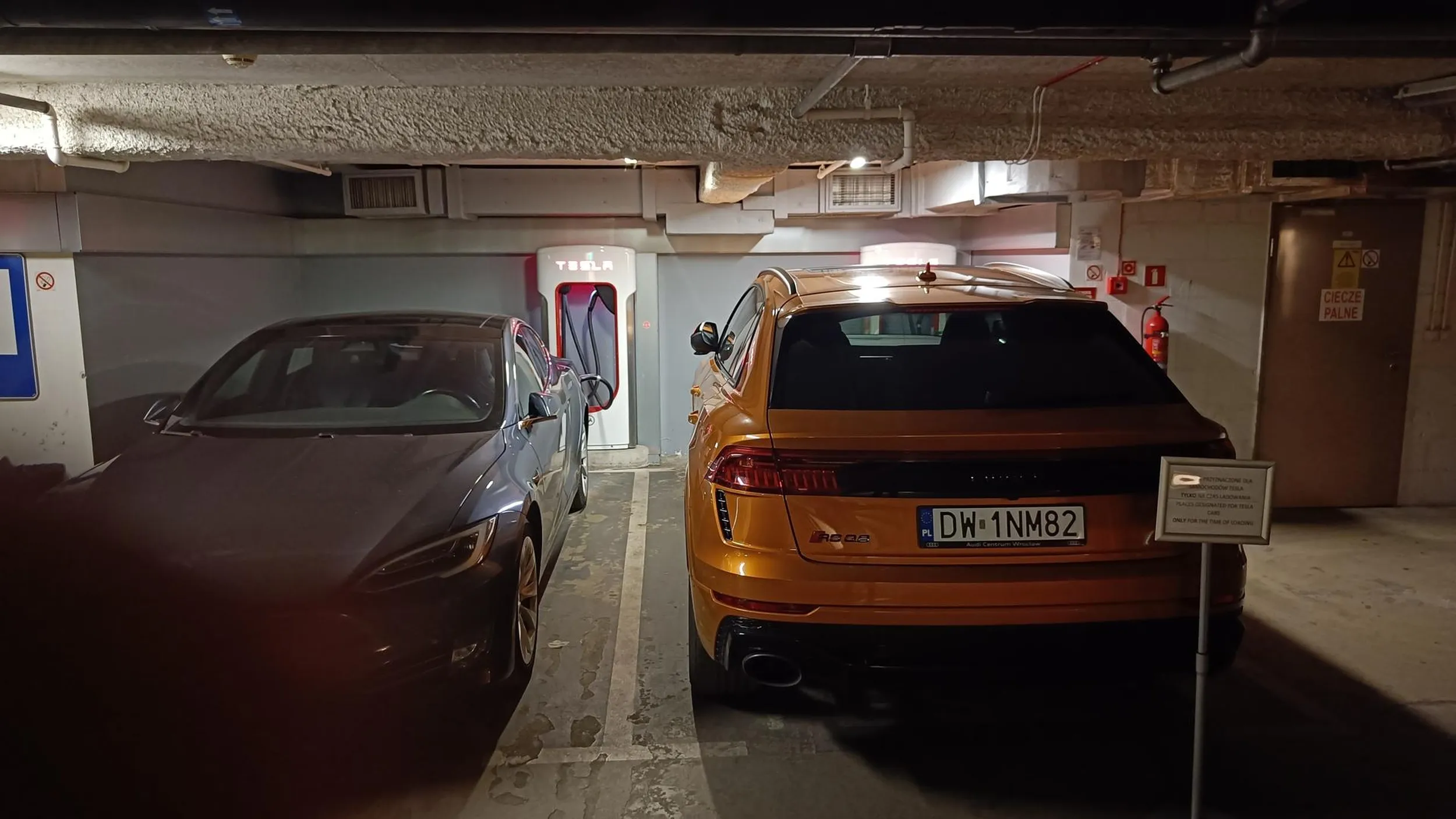 Zablokowany parking do ładowania EV