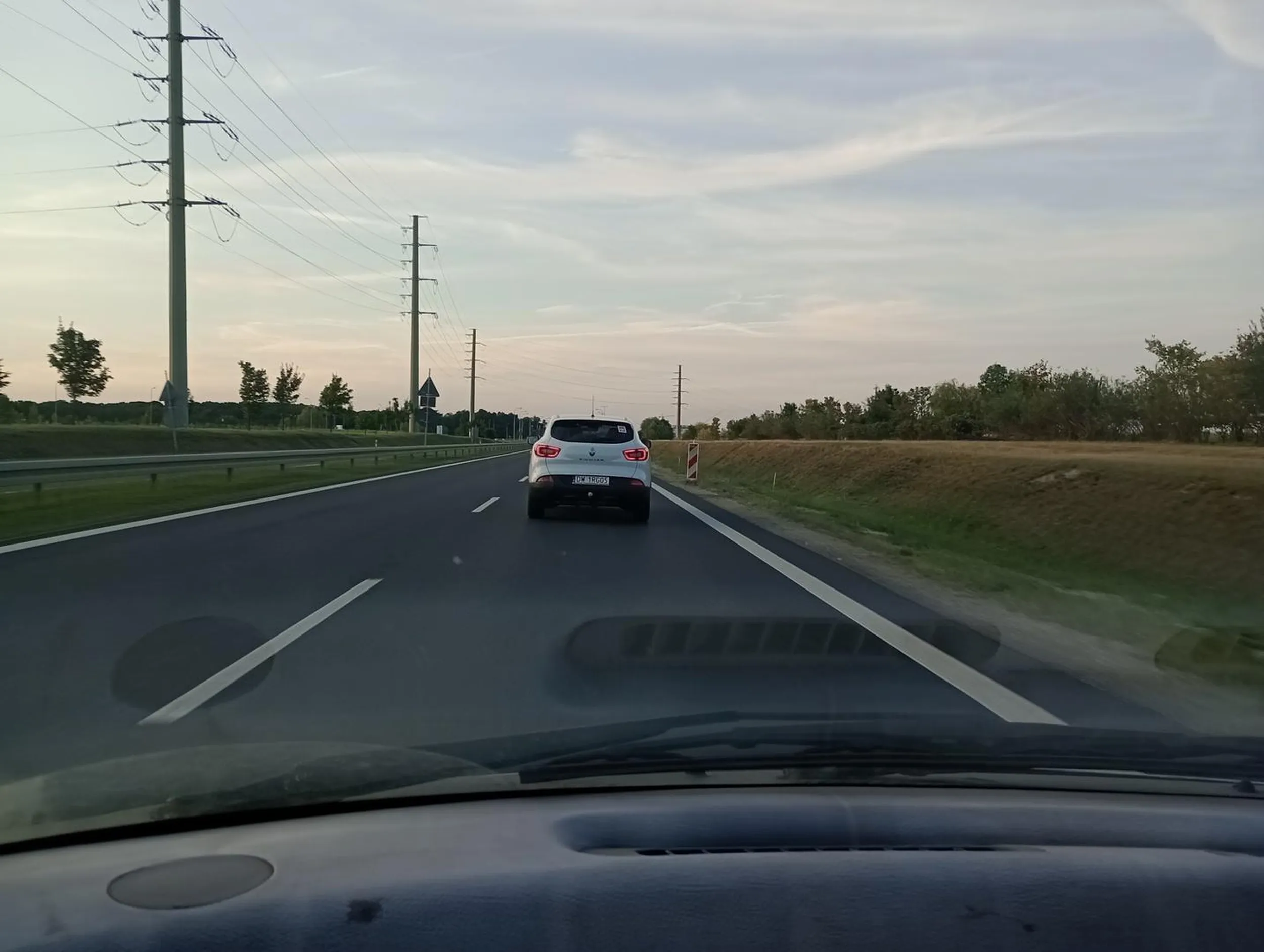 Uwaga na psychopatę za kierownicą tego suva. Najpierw jedzie powoli i jak zawalidroga, a kiedy ktoś próbował go wyprzedzać, przyspiesza i doprowadza do niebezpiecznych sytuacji. Wszystko nagrywa, więc jak w końcu zatrzyma go policja, to powinni przejrzeć nagrania jego wyczynów. Mi zblokował możliwość zjechania z kończącego się pasa, celowo przyspieszając kiedy próbowałem go ominąć.