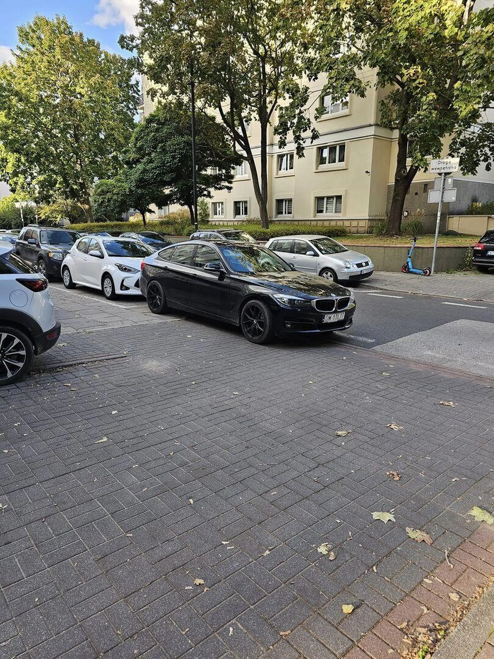 Najwyraźniej nie umie zaparkować tak, żeby nie zastawić wjazdu na osiedle (Warszawa, centrum miasta)