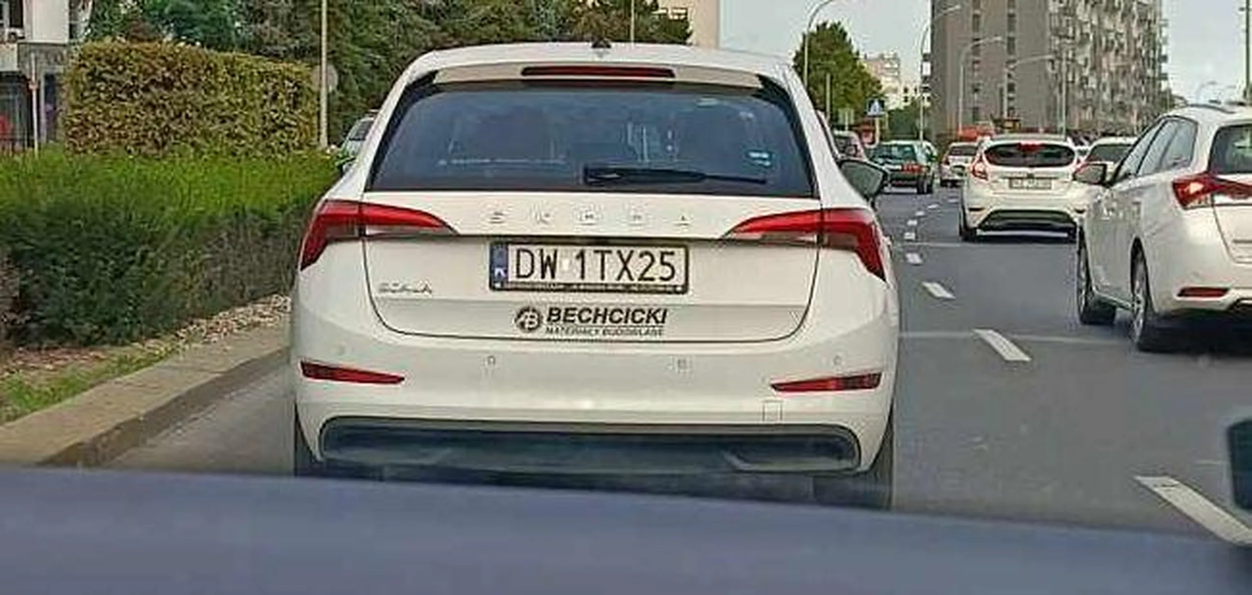 Kretyn nie potrafi się na rondzie zachować. Z lewego pasa prze rondem wjeżdża na zewnętrzny pas ronda, zajeżdżając drogę prawidłowo wjeżdżającemu na rondo pojazdowi na prawym pasie. Zjechał z ronda oczywiście pierwszym możliwym zjazdem.