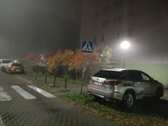 Rozjeżdżanie zieleni i stanie bezpośrednio obok przejścia