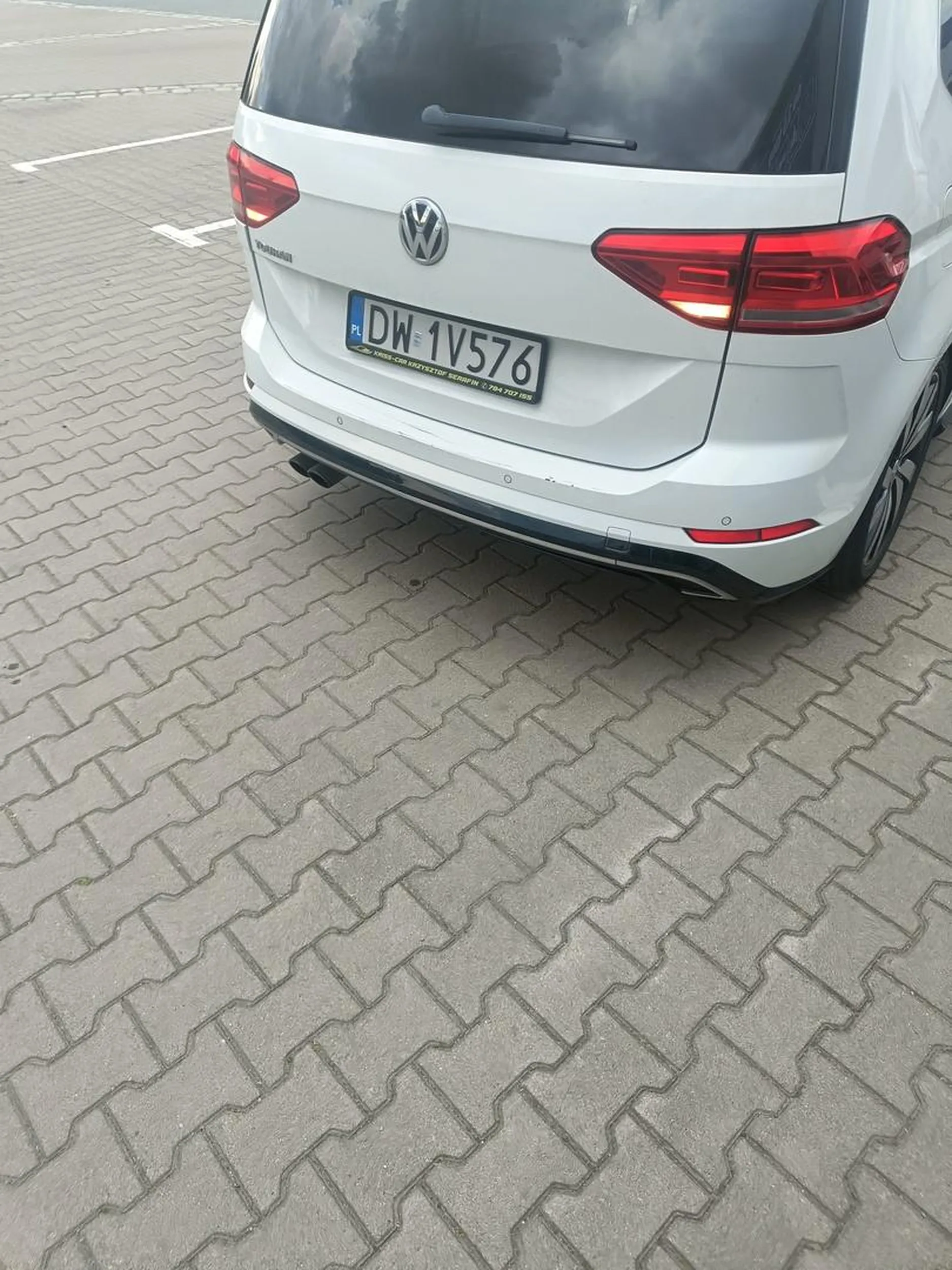 Unikać właściciela tego auta szerokim łukiem :) Uważa, że jak stanie pierwszy na parkingu przed stacją kontroli pojazdów a potem 10 minut siedzi w środku a za nim kolejni klienci, to że jaśnie książę ma pierwszeństwo do skorzystania z usługi. Ja podszedłem do kasy, zapłaciłem, diagnosta wziął klucze od auta i zaprowadził auto na ścieżkę, a ten narwaniec pruje się przez otwartą szybę w drzwiach bo brak mu jajec. Ostatecznie zwinął kitę i odjechał w siną dal :)