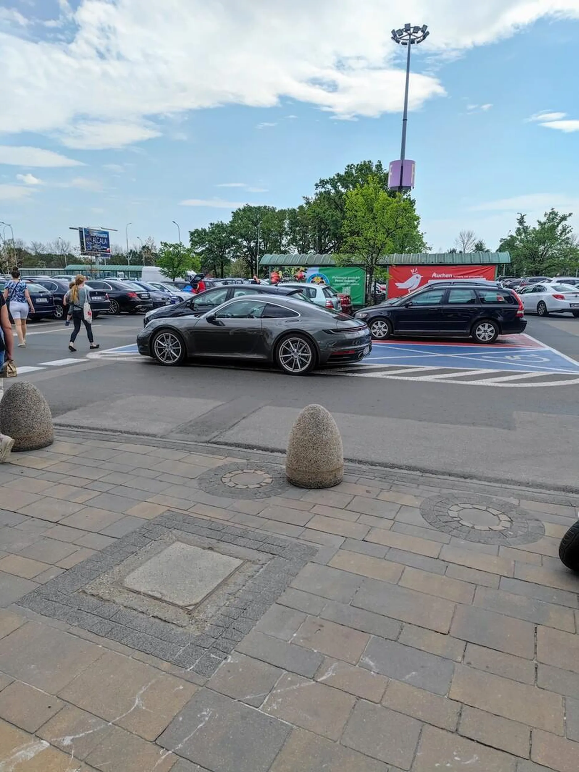 Inwalida umysłowy, stanął na ulicy, na strefie wyłączonej z ruchu i 2 miejscach dla inwalidów na raz.