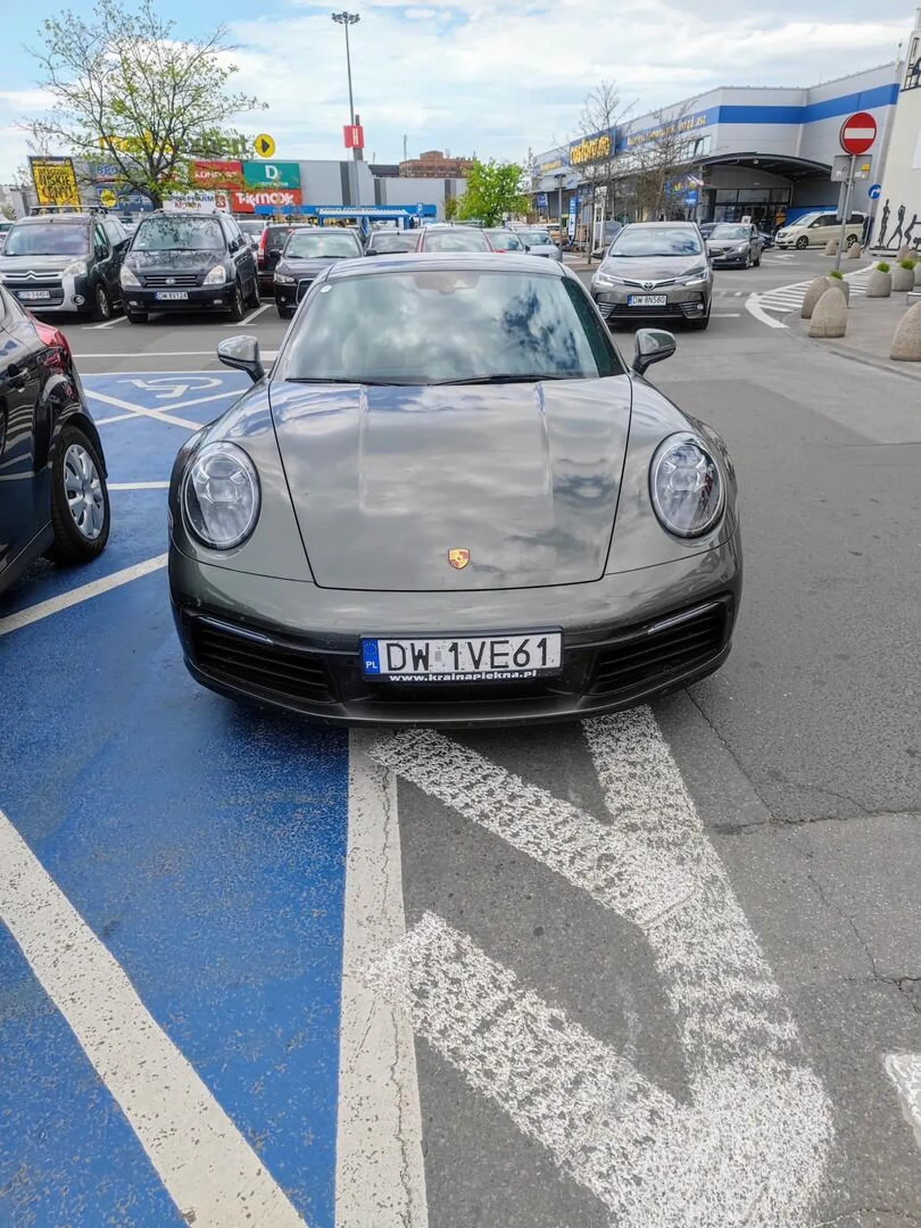 Inwalida umysłowy, stanął na ulicy, na strefie wyłączonej z ruchu i 2 miejscach dla inwalidów na raz.