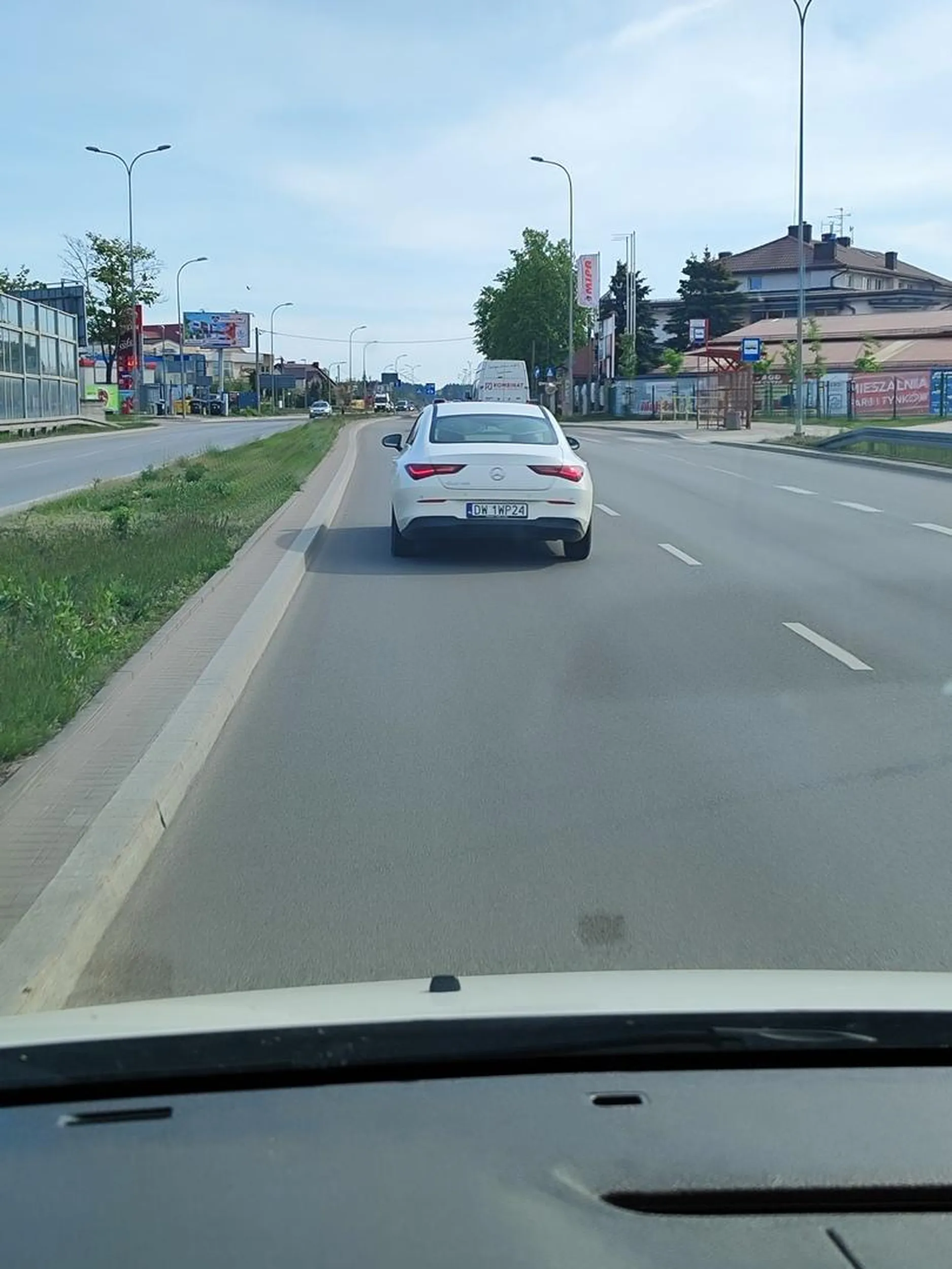 Kasztan wymusza na rondzie a potem zjeżdżając z ronda włącza lewy kierunek, tego nawet nie można nazwać kierowcą