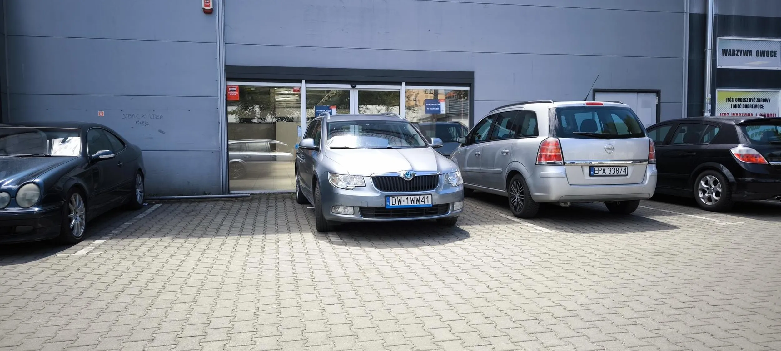 Powinni takim kierowcom farbą pasek malować za każdym razem jak staną tak jak ten tutaj. Miejsc przy sklepie mało, ale dla wygody musiał stanąć na dwóch.