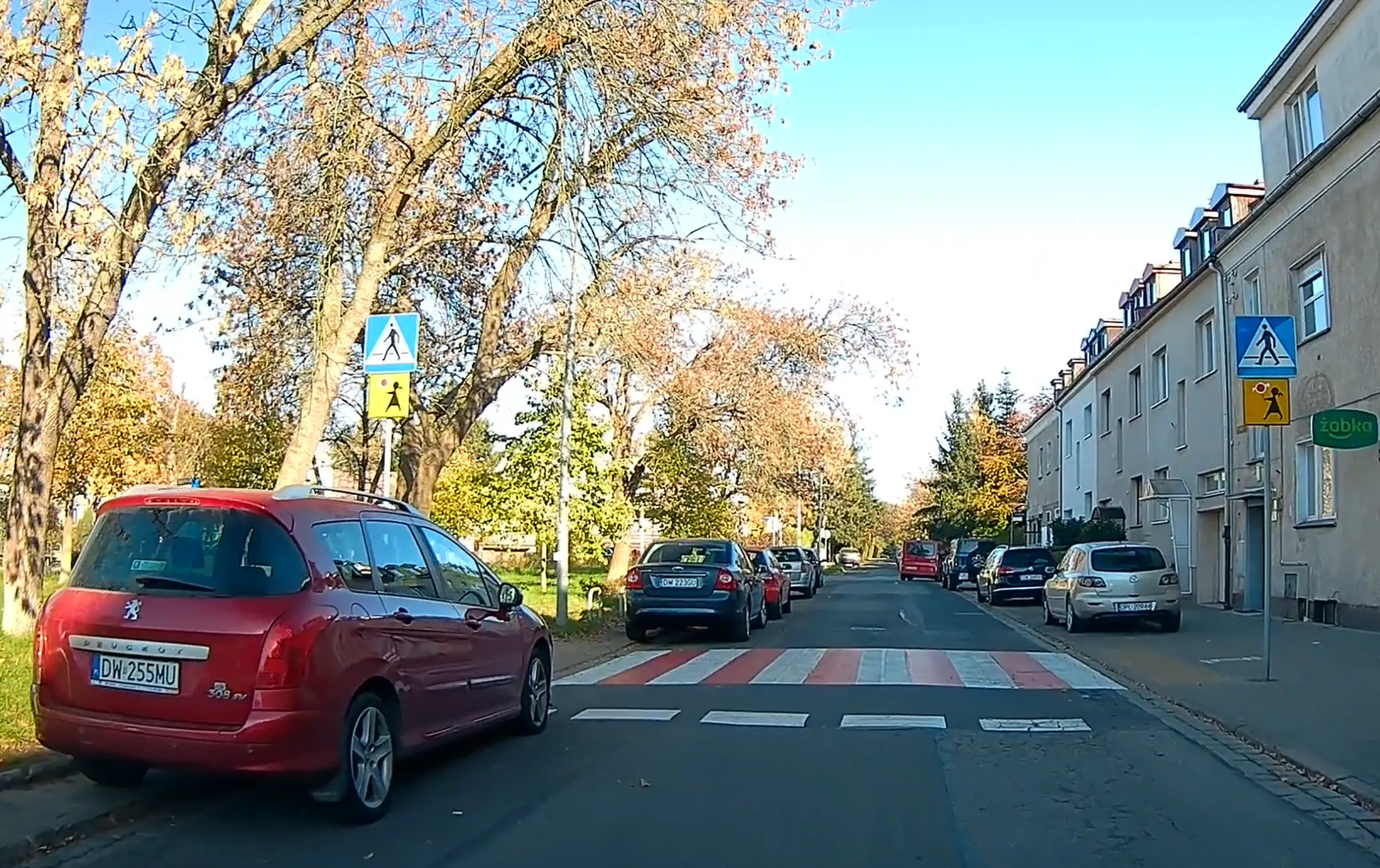 lubi parkować na przejściu prowadzącym do szkoły