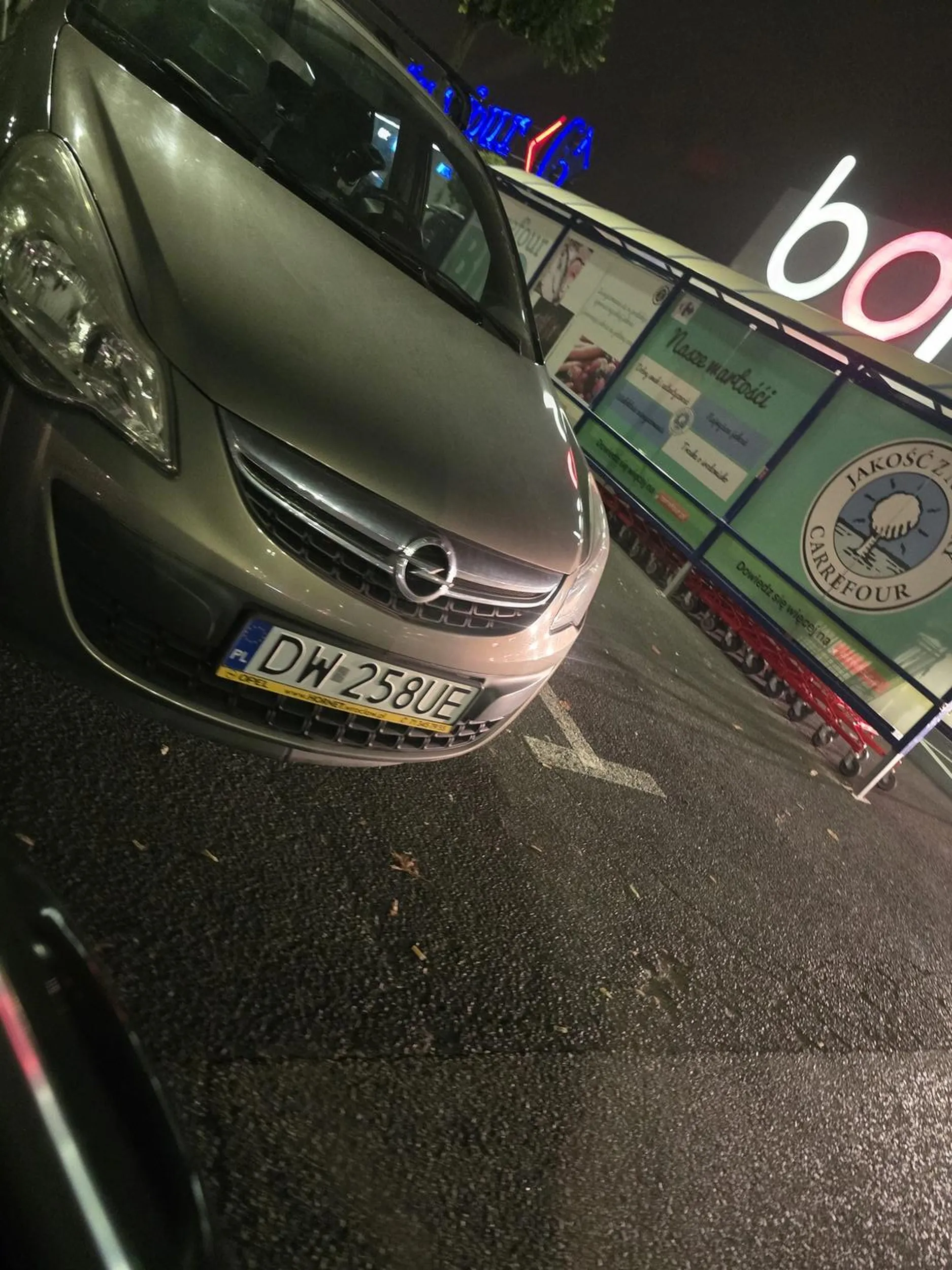 Kierowca samolub. Parkując pozostawia po stronie pasazera odstęp 40cm do kolejnego auta (akurat mojego).