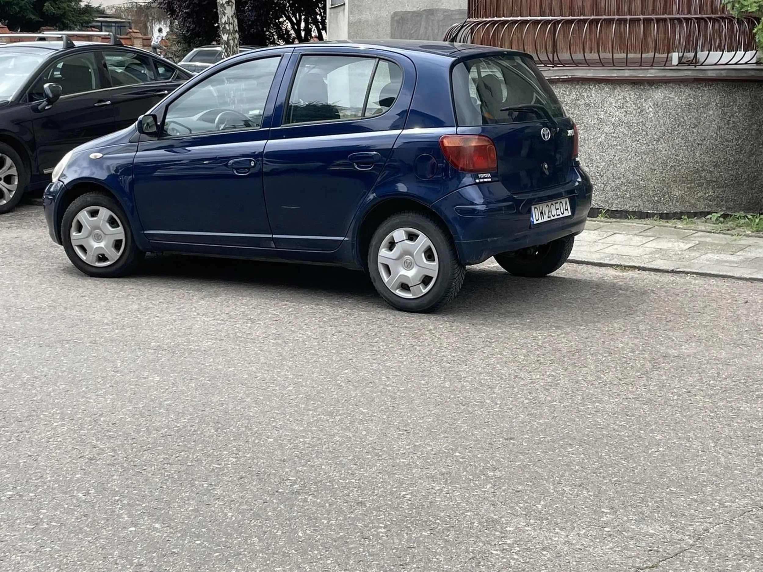 Pan z Toyoty parkuje byle jak. Parking jest dla mieszkańców ale Pan ma to gdzieś. Stoi od ponad 4 godzin