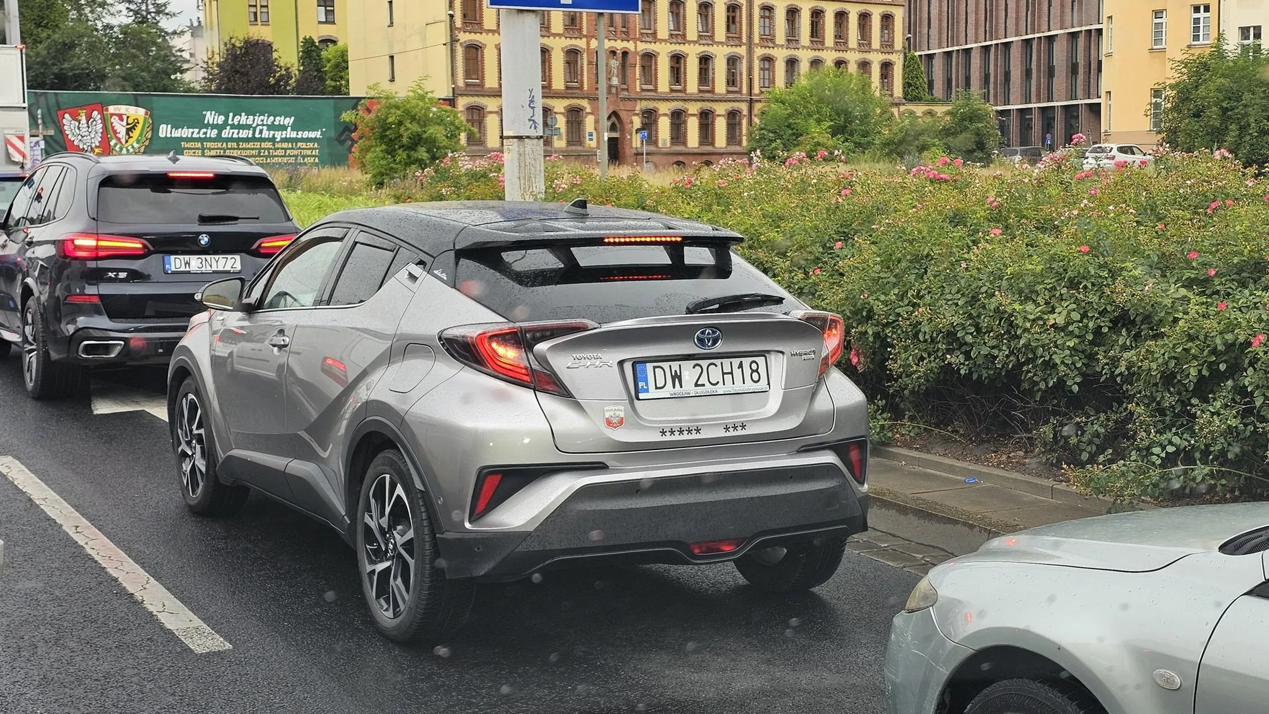 Tacy idioci z 8 gwiazdkami wyrytymi w mózgu i na samochodzie istnieją naprawdę.