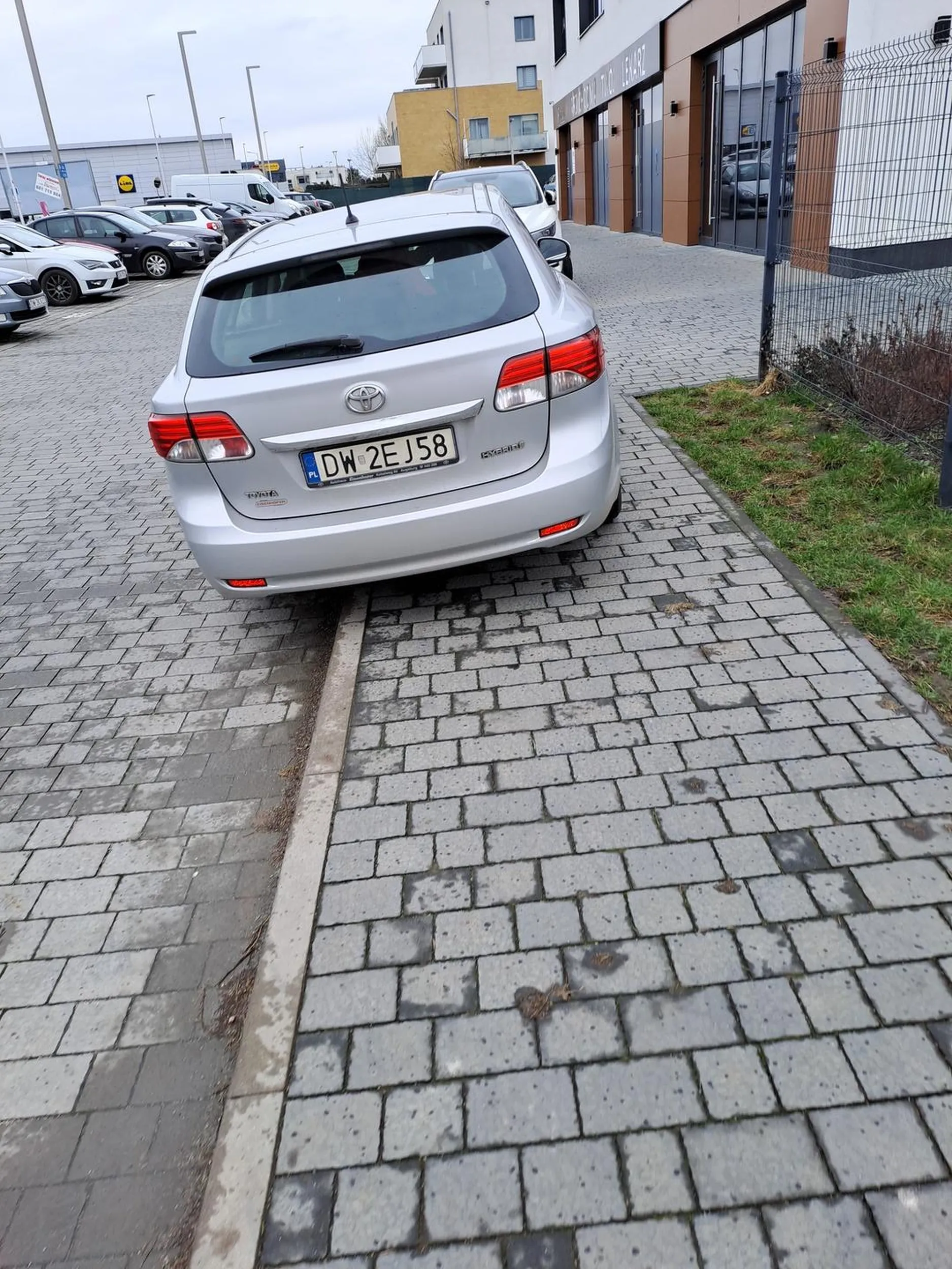 Po co stawać na wolnych darmowych miejscach postojowych, jak można stanąć na chodniku i nie dawać przejść ludziom.