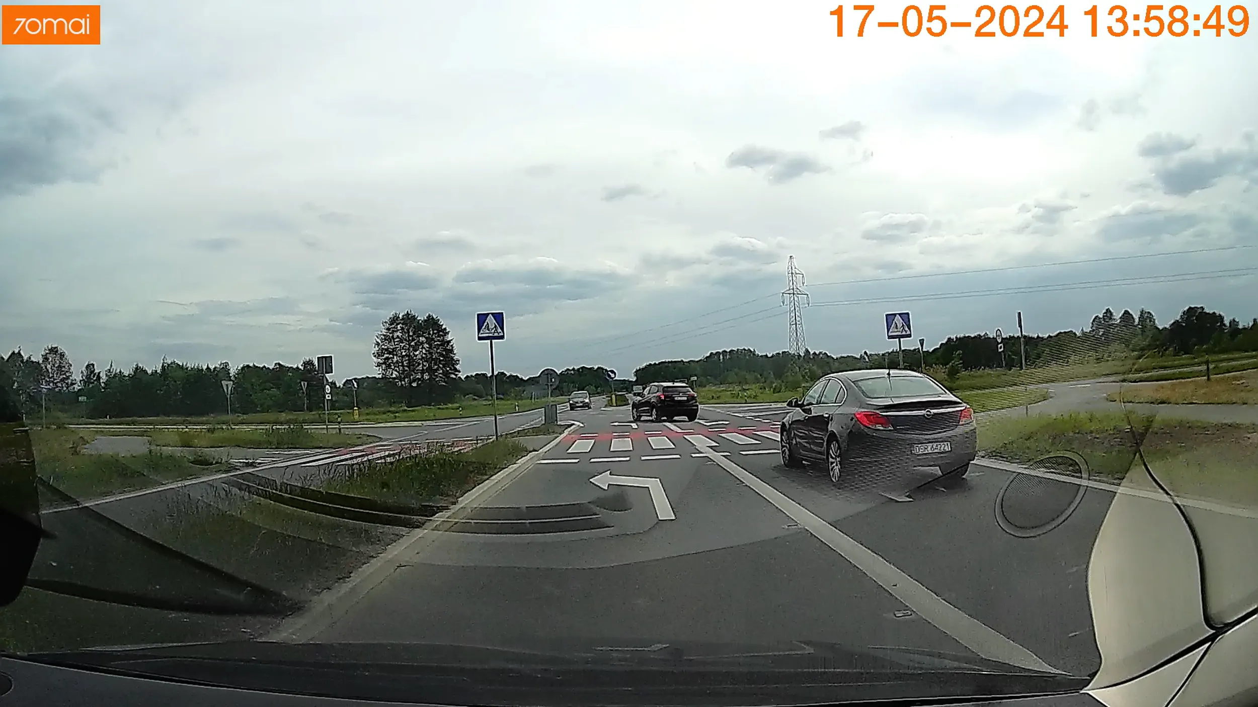 Hej ho, skręcamy z lewoskrętu, jeśli jest, nie z pasa do jazdy na wprost ;)