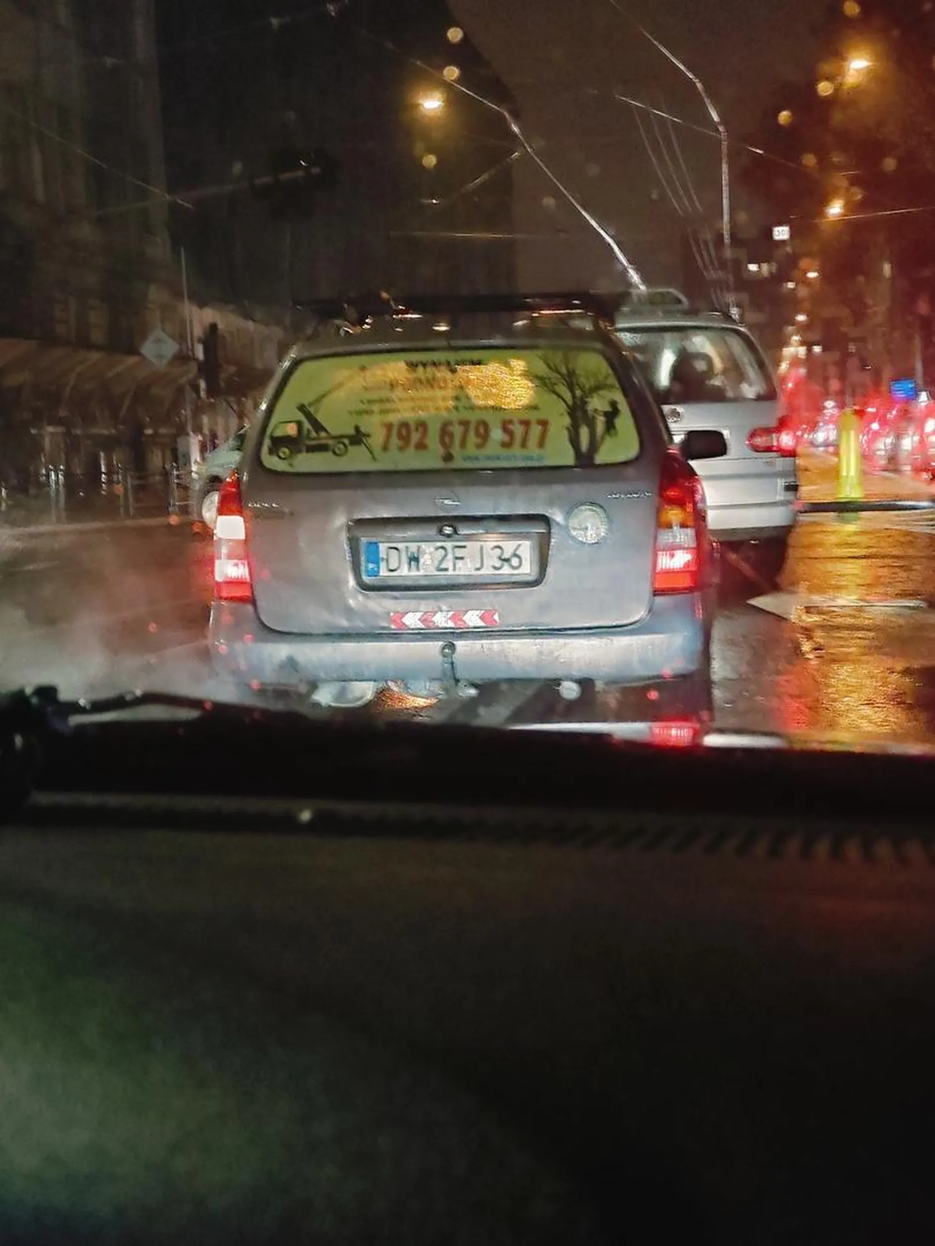 Niestety Pan stwarza zagrożenie. Brak świateł stopów.