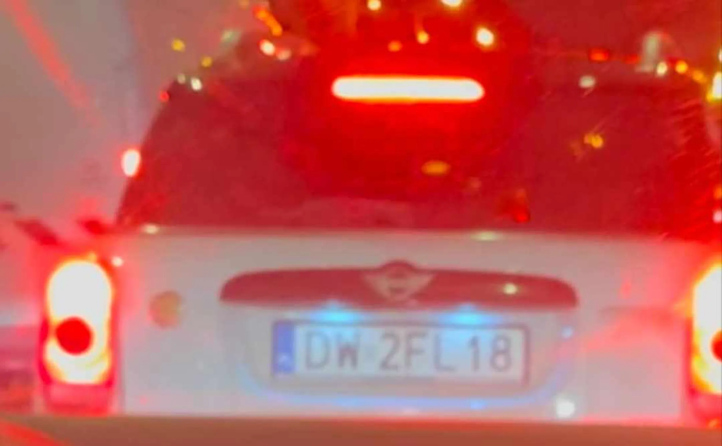 Jedzie w mieście dwa razy szybciej, niż można, specjalnie przyśpiesza pod zderzak i świeci długimi, bo myśli, że jest królem szos. Nie zna zasad jazdy na suwak. Stwarza zagrożenie na drodze zatrzymując się tylko po to, aby wylać swoje frustracje. Agresywny, ma świński ryj i na pewno małego fiuta. Pewnie napierdala żonę, chociaż wątpię, aby któraś go chciała. Zwykły śmieć drogowy. Oby karma go dopadła jak najszybciej.