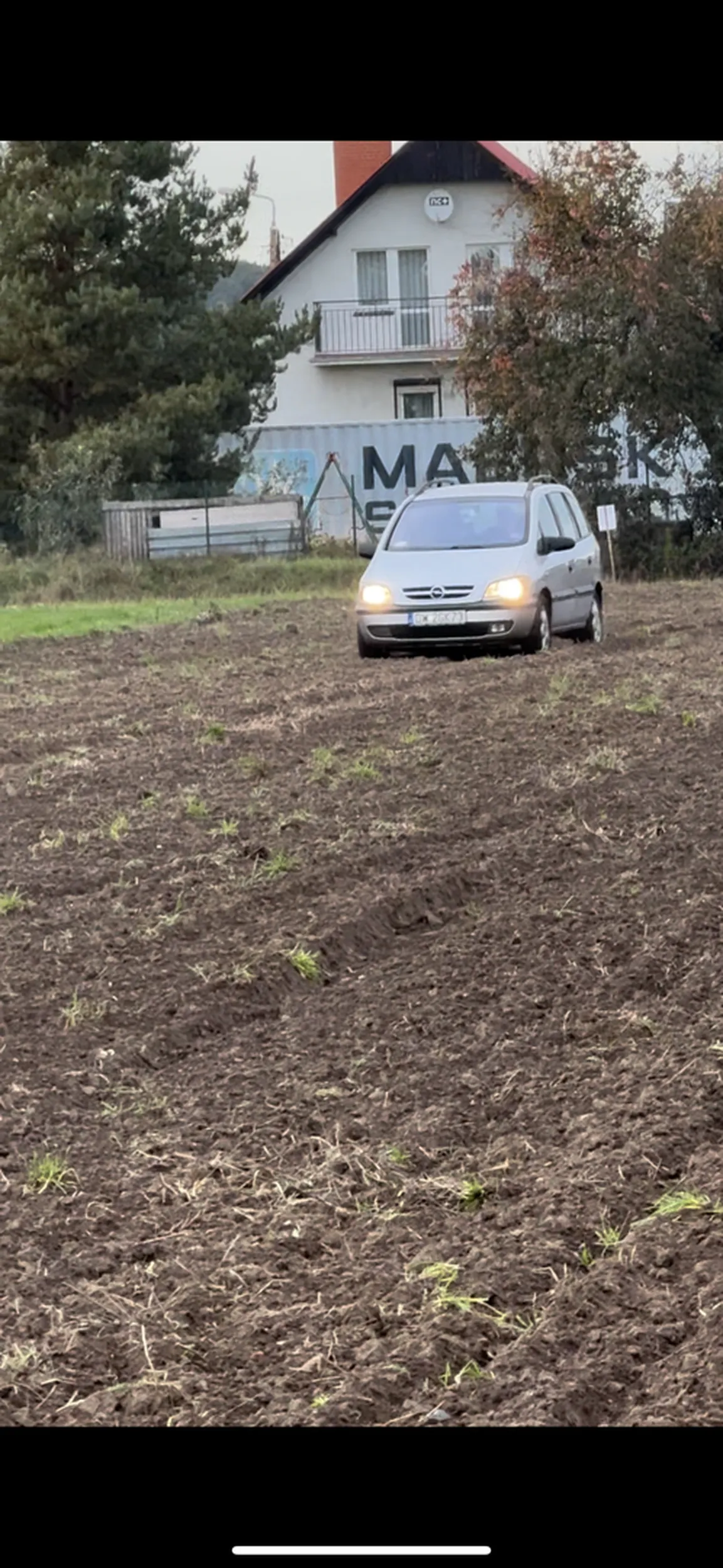 Jakiś gruby pan najprawdopodobniej pod wpływem alkoholu jeździ zafirą po polach straty szacowane na 1000zl