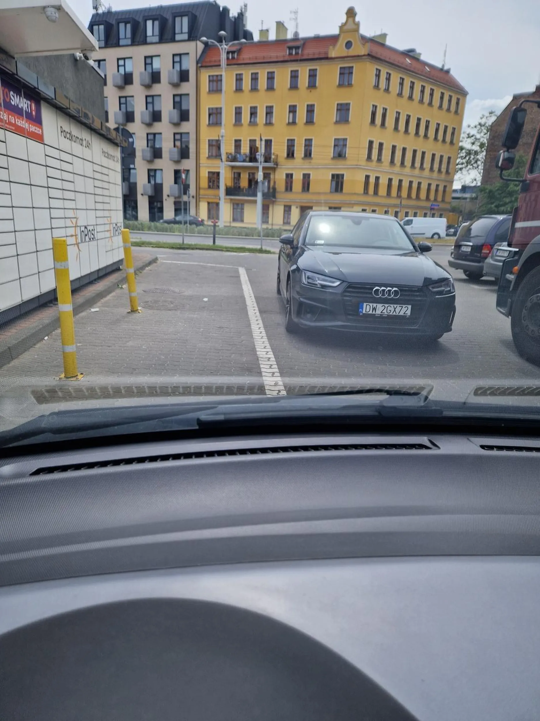 Myślenie jak widać boli tak zostawia się samochód i idzie się odebrać paczkę ze stacji, która jest z drugiej strony budynku. Głupich nie sieją sami się rodzą