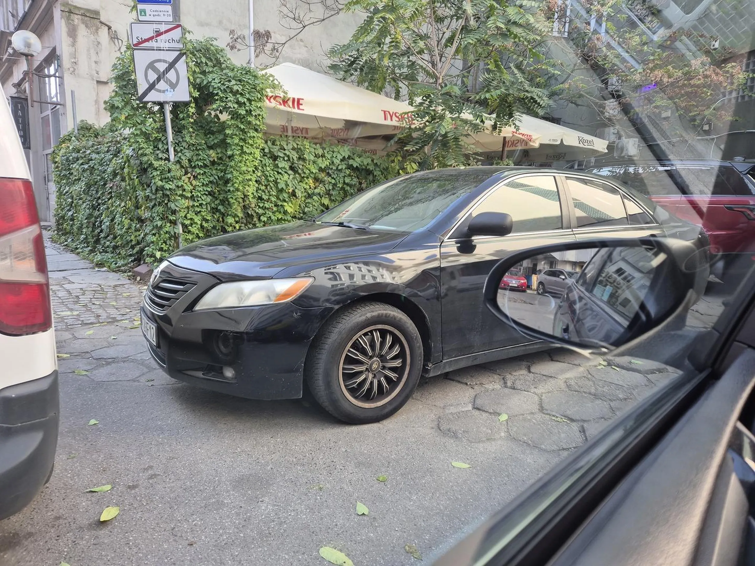 Kts jdbny. Kto ci prawko wydal. Zaparkowal sie jak krol kutasow