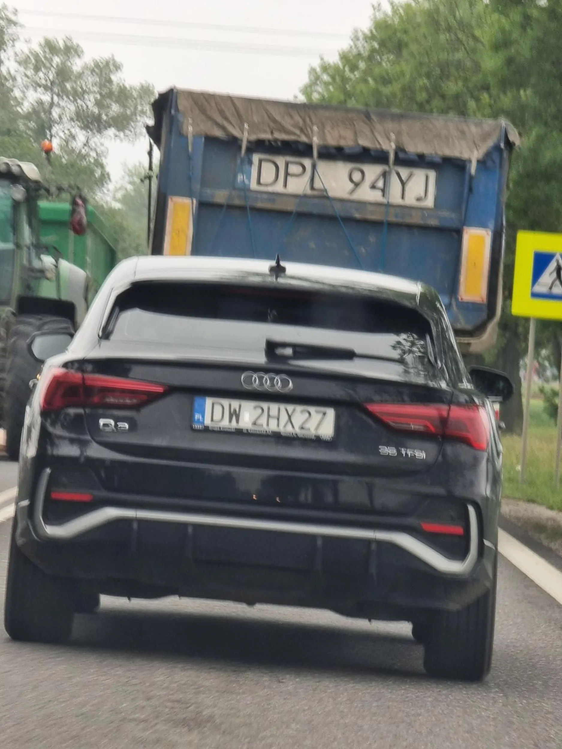 Potencjalny morderca, z premedytacją wyprzedzający na przejsciu dla pieszych, podwójnej ciągłej oraz obszarze wyłączonym z ruchu. Widziany dzis między Jaroszowem a Strzegomiem