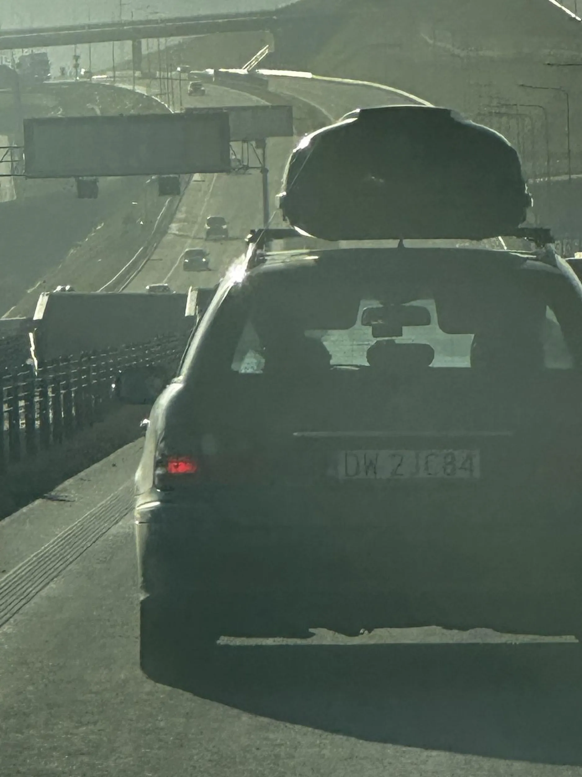 Król lewego pasa, całą trasę na S3 jedzie lewym pasem pomimo wolnego prawego pasa.