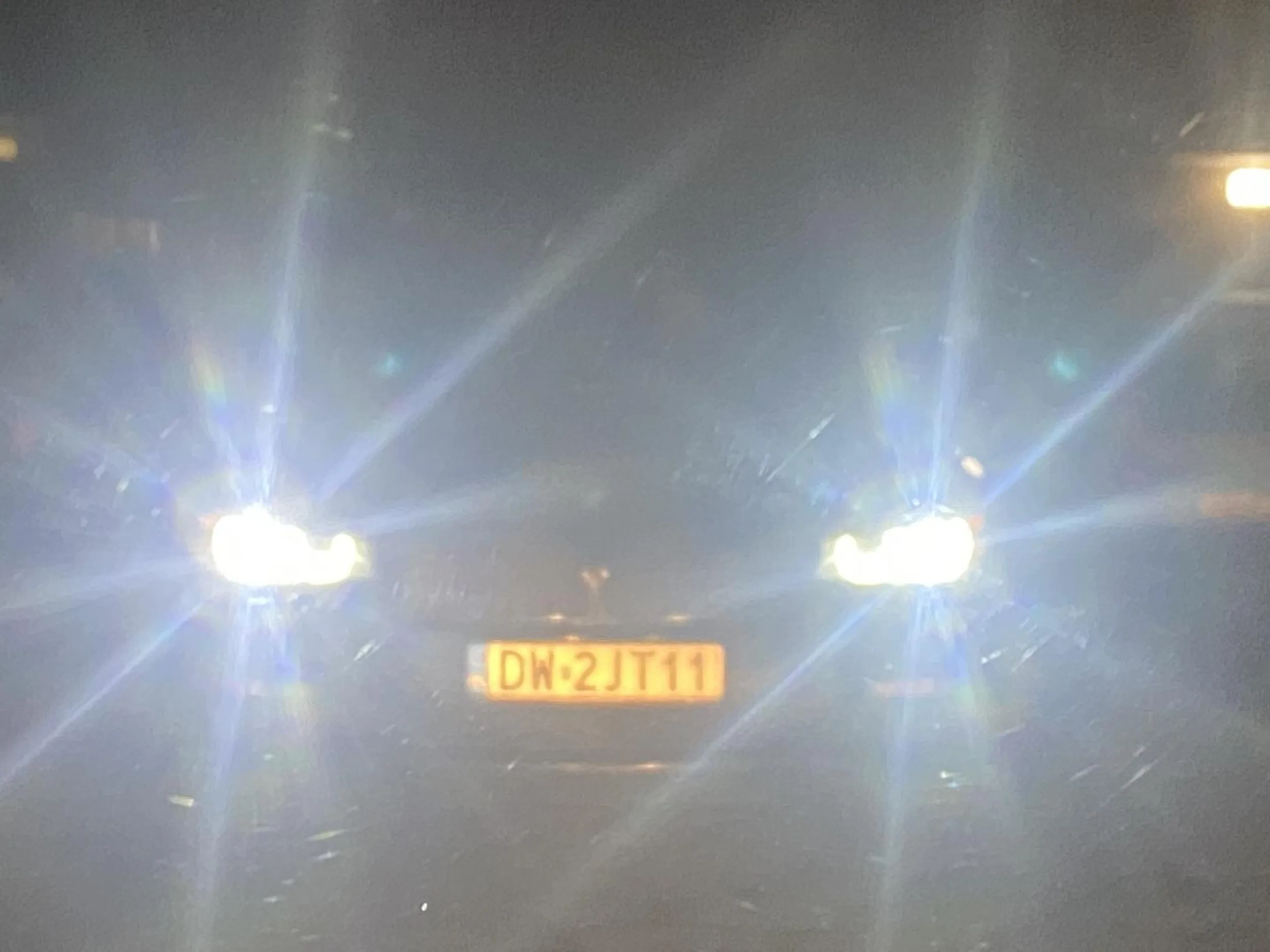 Gość wyjeżdża blokuje wjazd na uliczkę osiedlowa nie chce się wyminąć. Grozi i drze mordę jak by go obrzezali w trakcie zdarzenia…