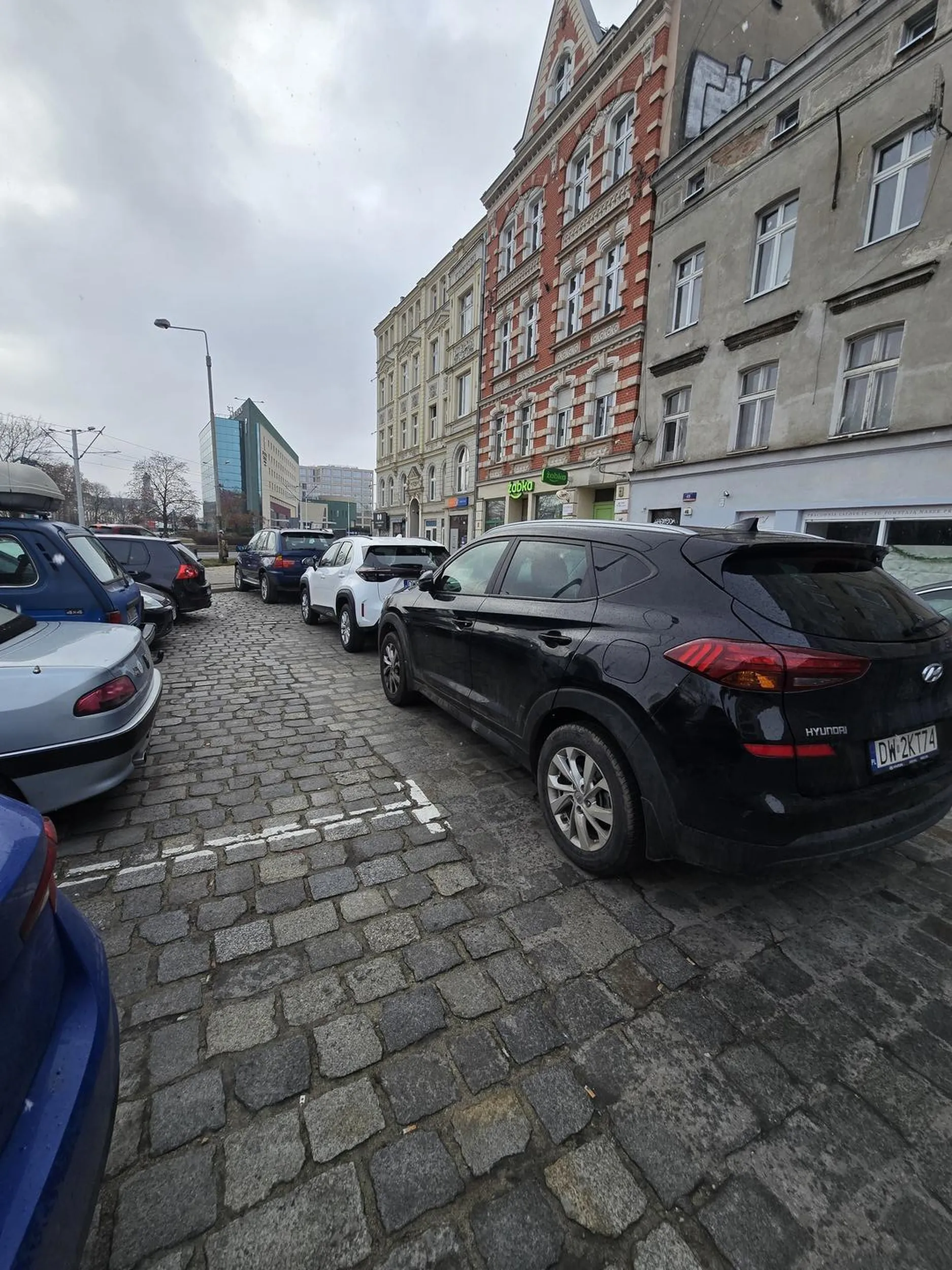 Zablokowal auta na parkingu