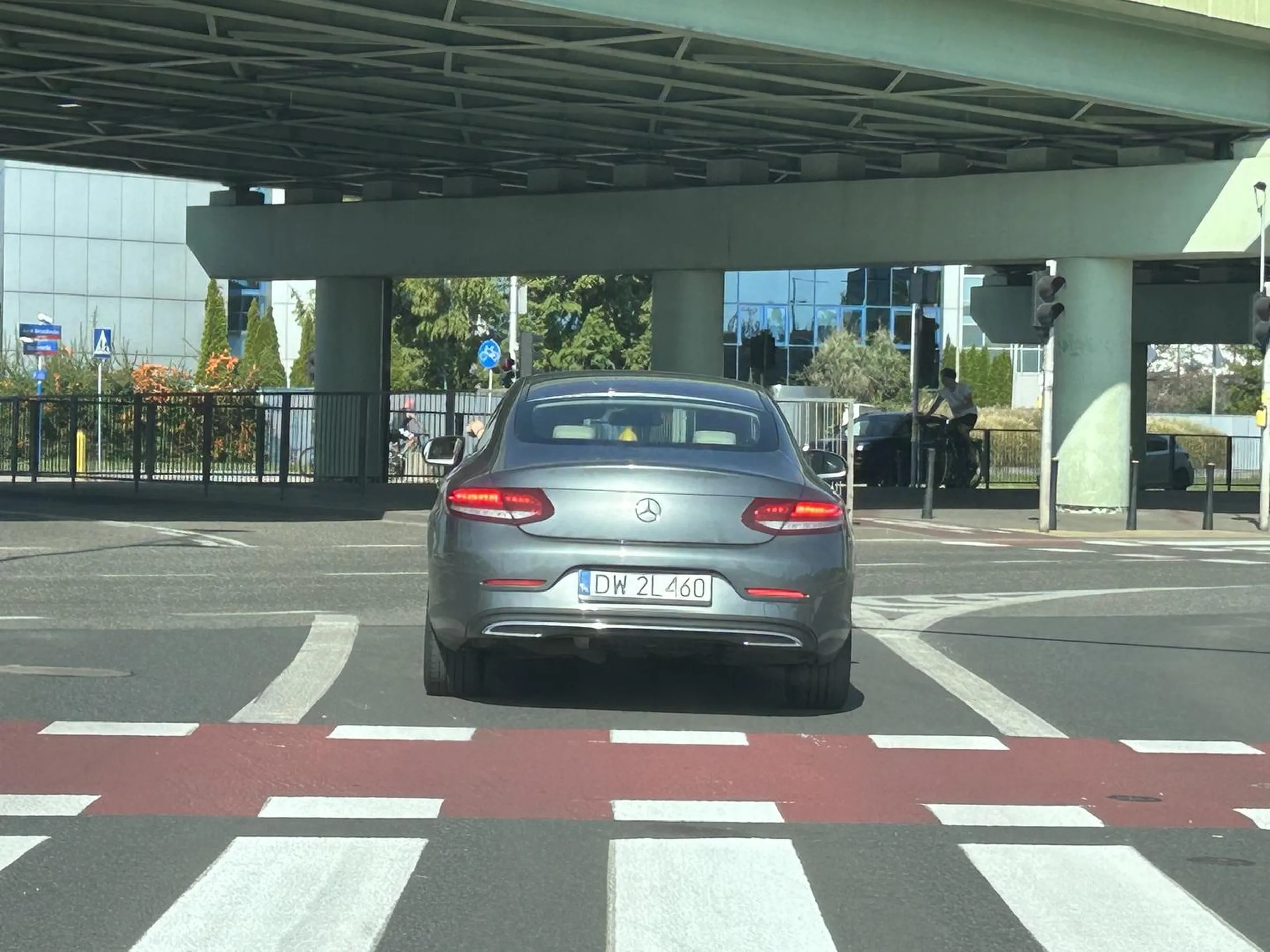 Królewna przejechala przez pasy na czerwonym. GRATULUJEMY