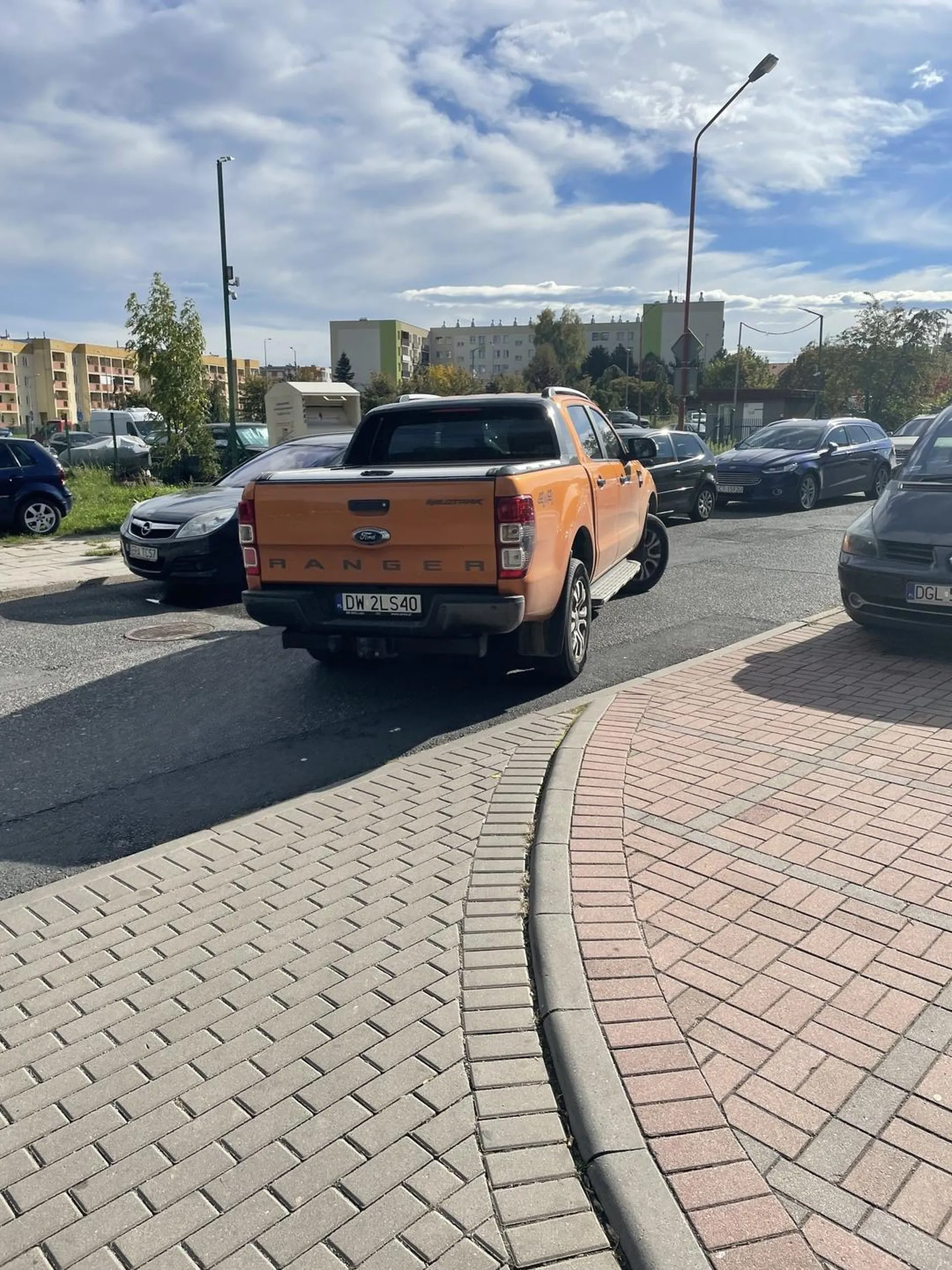 Koleś przywalił w drzwi drugiego auta przy wysiadaniu. Uwaga jeździ pod prąd na osiedlowych ulicach