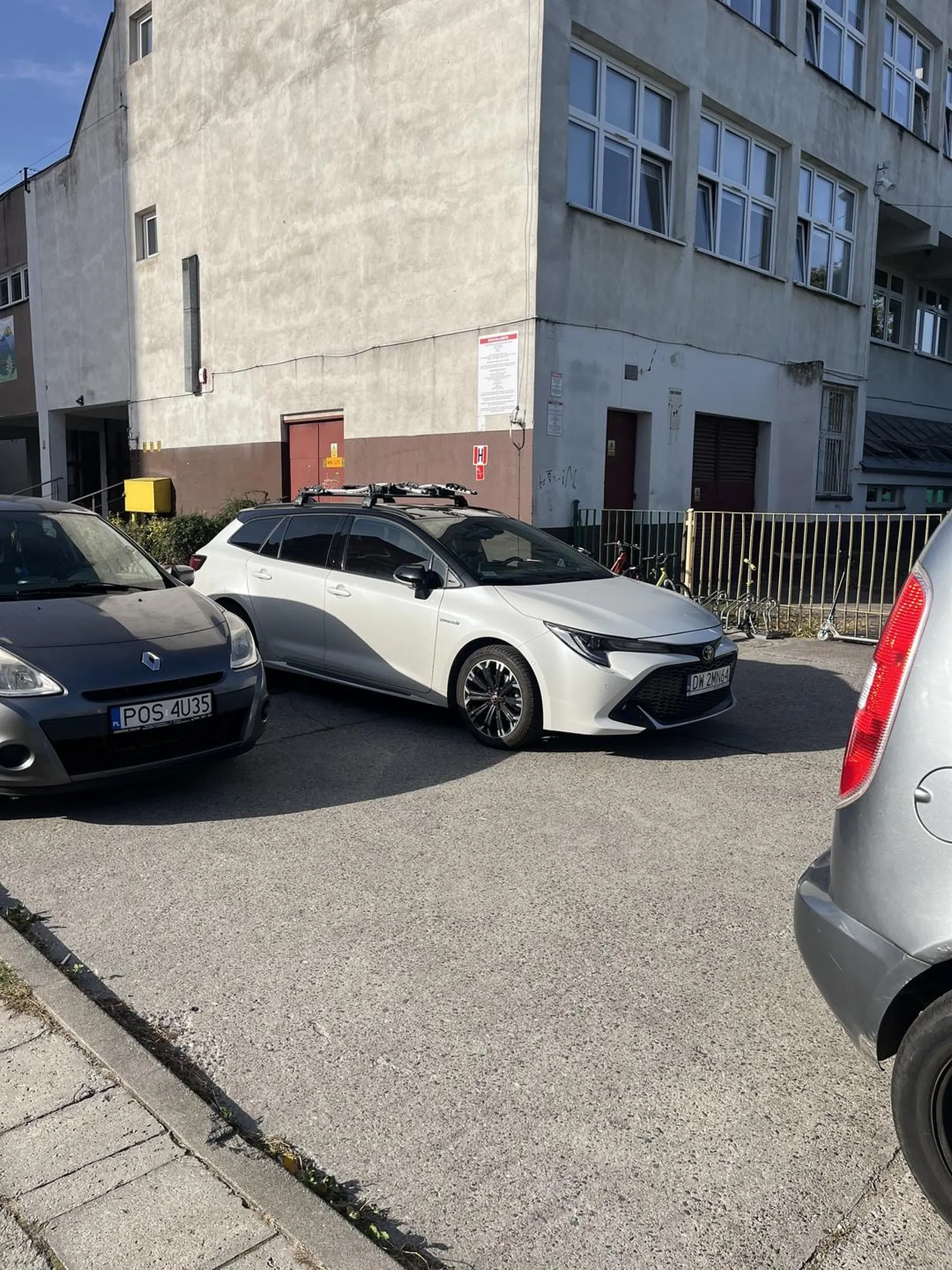 Zaparkował swoim autem 3 inne na parkingu.