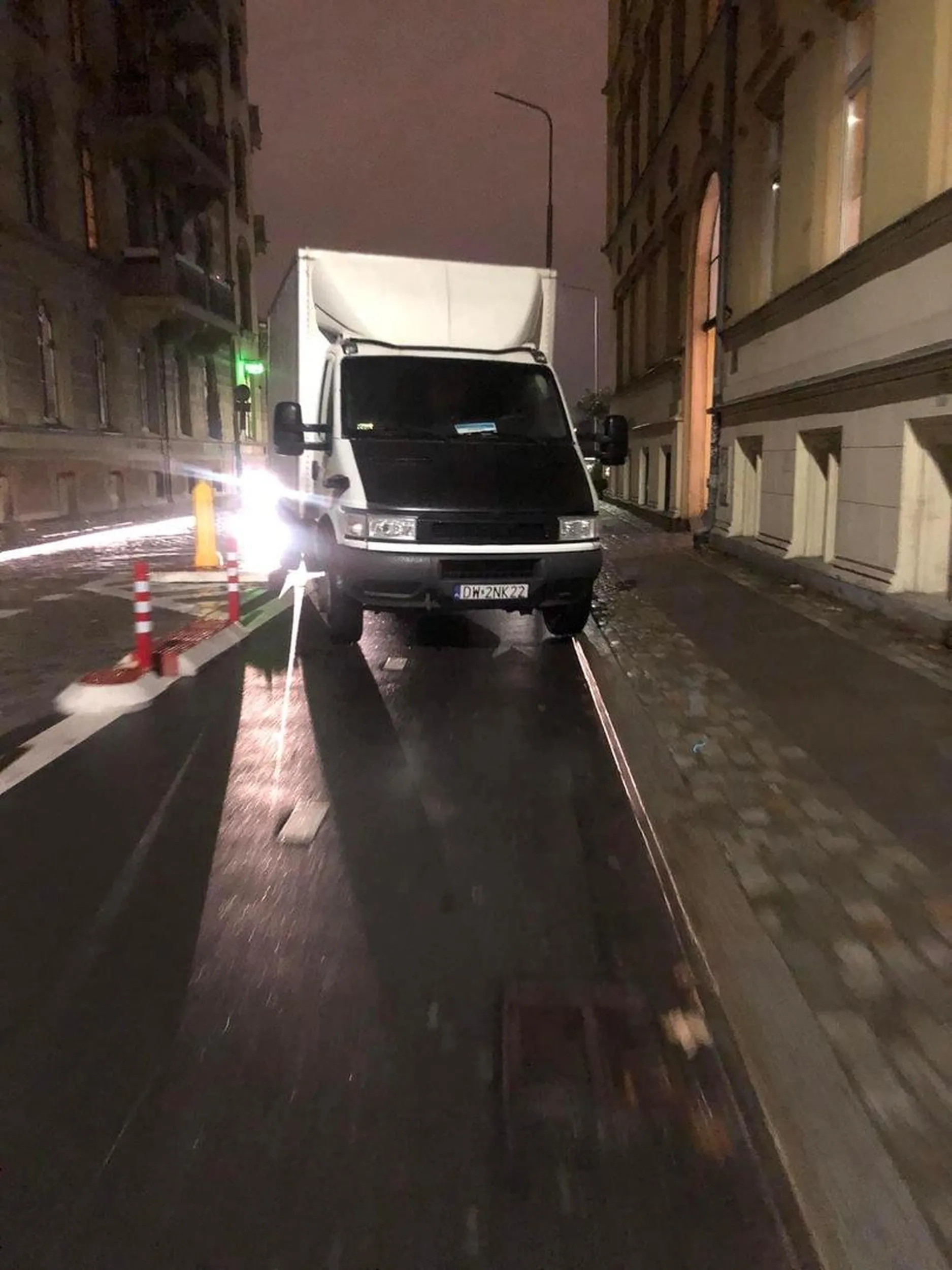 Ostentacyjne lekceważenie pieszych, rowerzystów i infrastruktury budowanej dla ich bezpieczeństwa. Uj mu w oko.