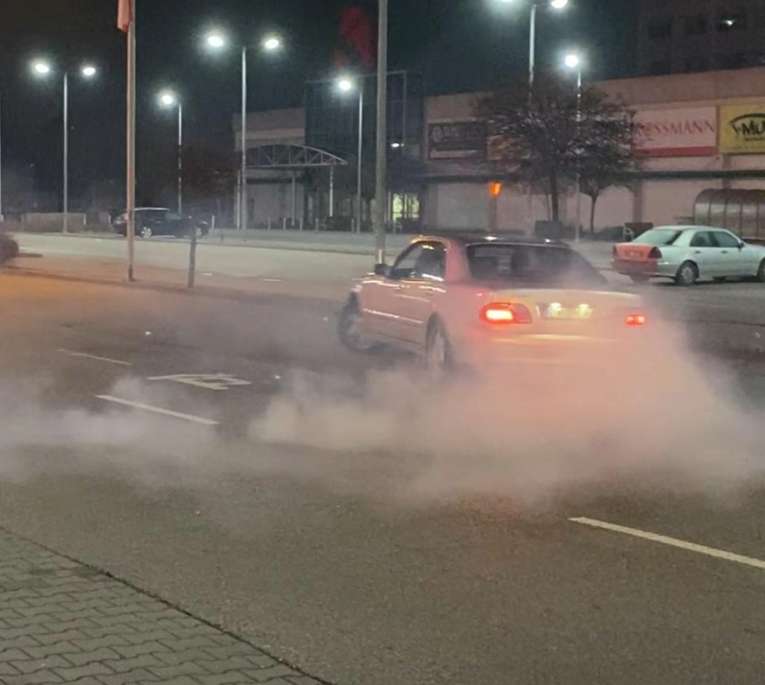 Ten Mercedes po trasie nie jeździ a lata, lewy i prawy pas to jego Tablicy ciężko było złapać ale się udało