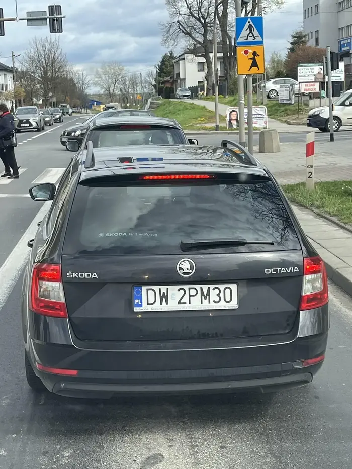 bambik przyśpiesza przy wyprzedzaniu