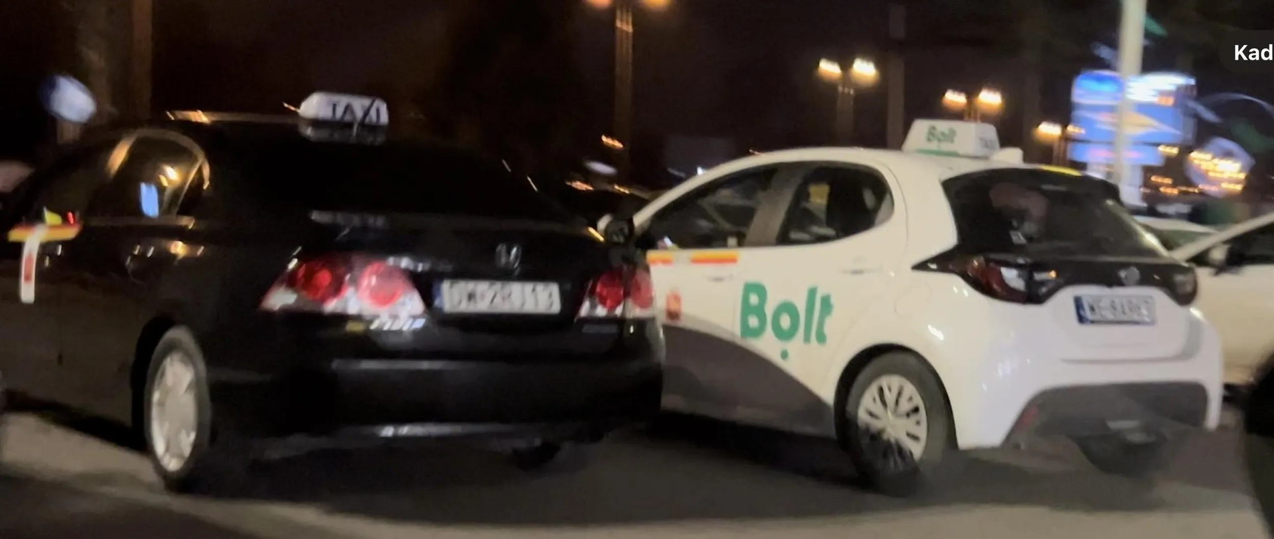 Ameba parkingowa, ciapata złotówa postawiła tak samochód że nie można było wyjechać z parkingu. Pruszków, al. Jerozolimskie 454