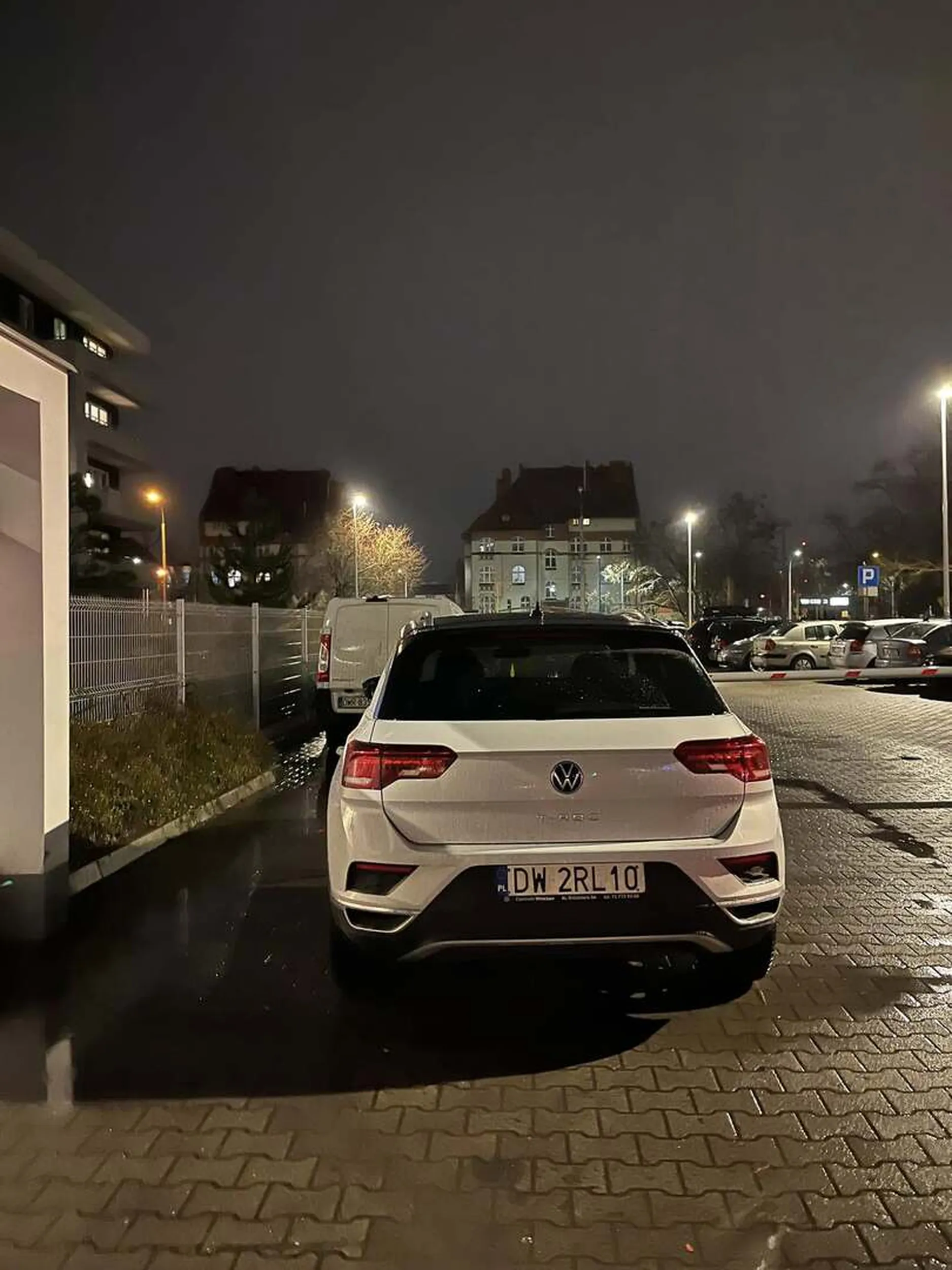 Pani kompletnie nie potrafi parkować. Jej sposób parkowania uniemożliwia normalnym ludziom przejazd.