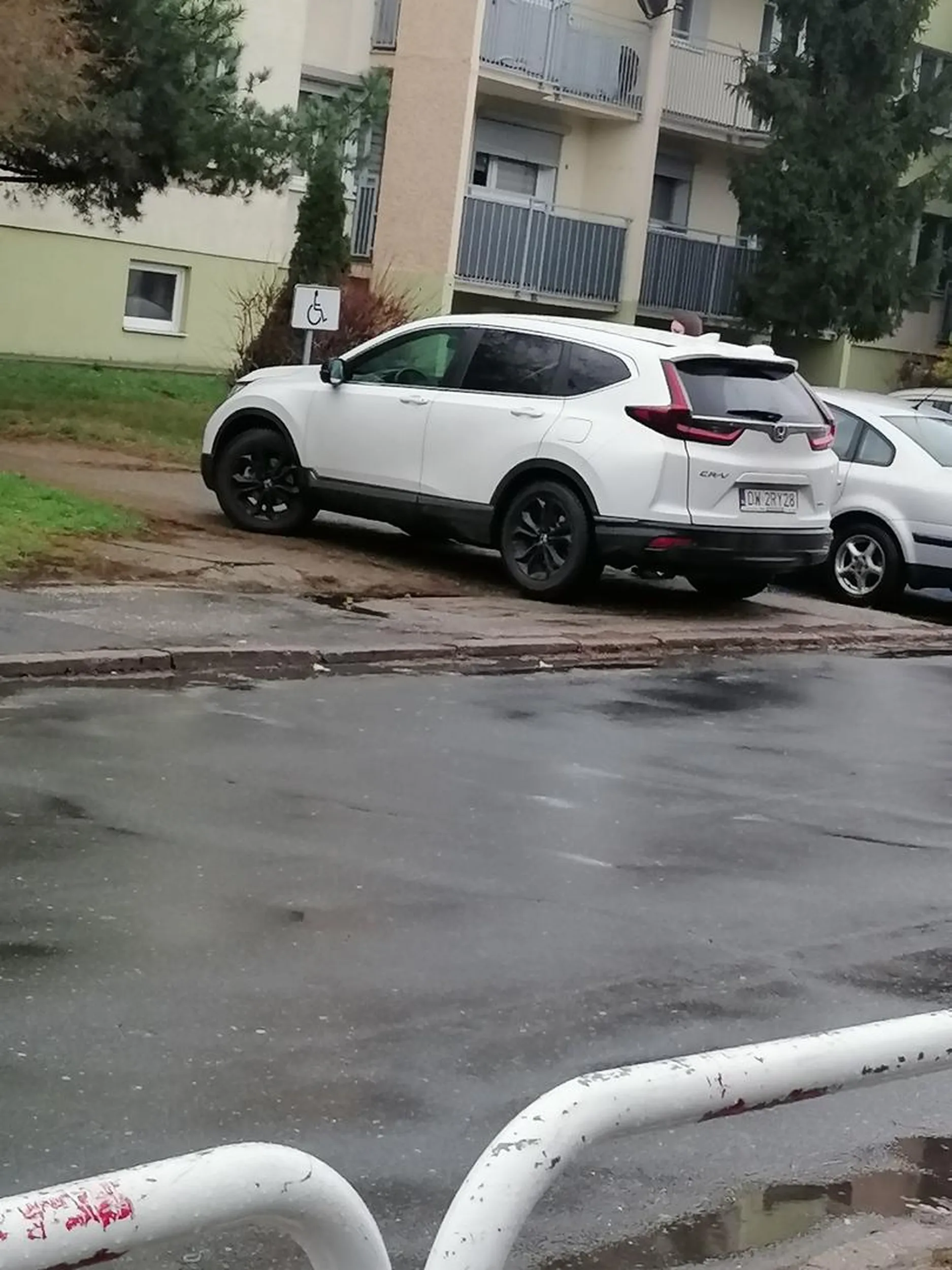 Zaparkował na chodniku