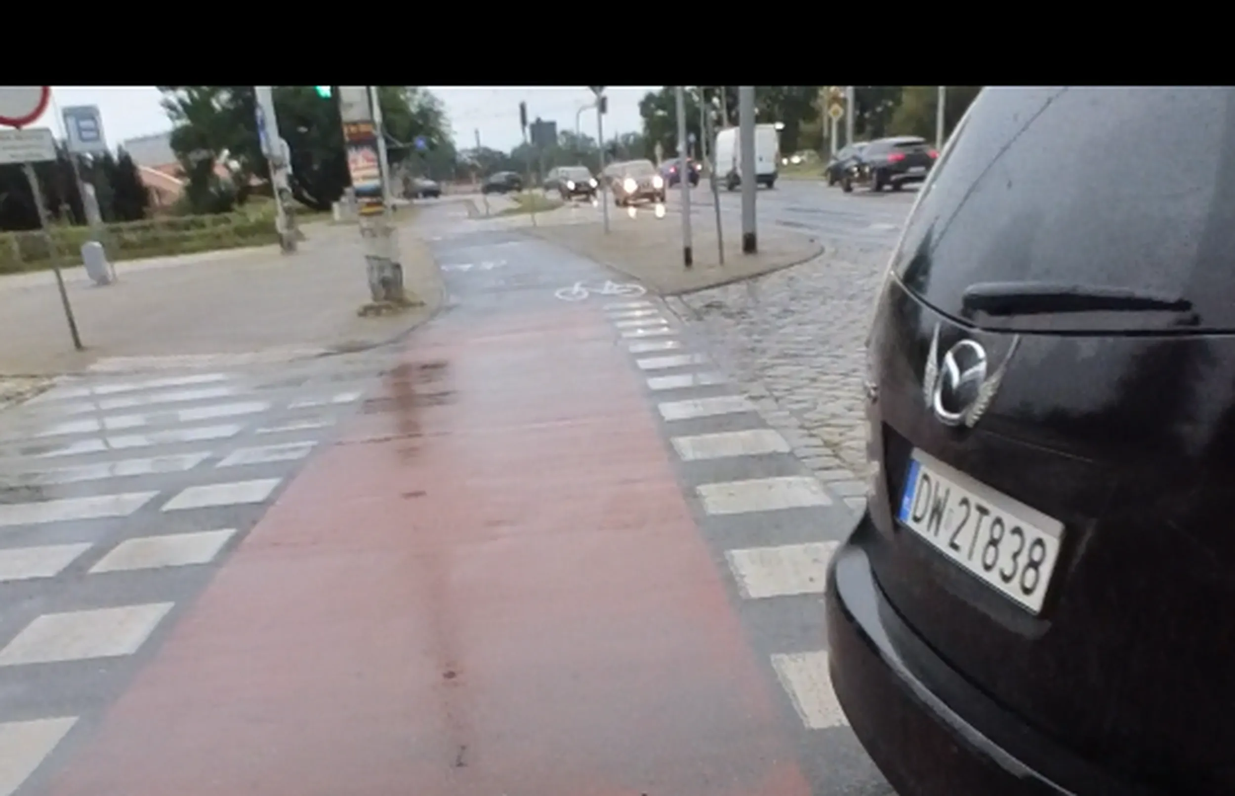 Kolejny roszczeniowy kierowca, który rusza na czerwonym świetle i wymusza na rowerzystach pierwszeństwo a późnej znajomym pierdoli jak to oni nie potrafią jeździć.