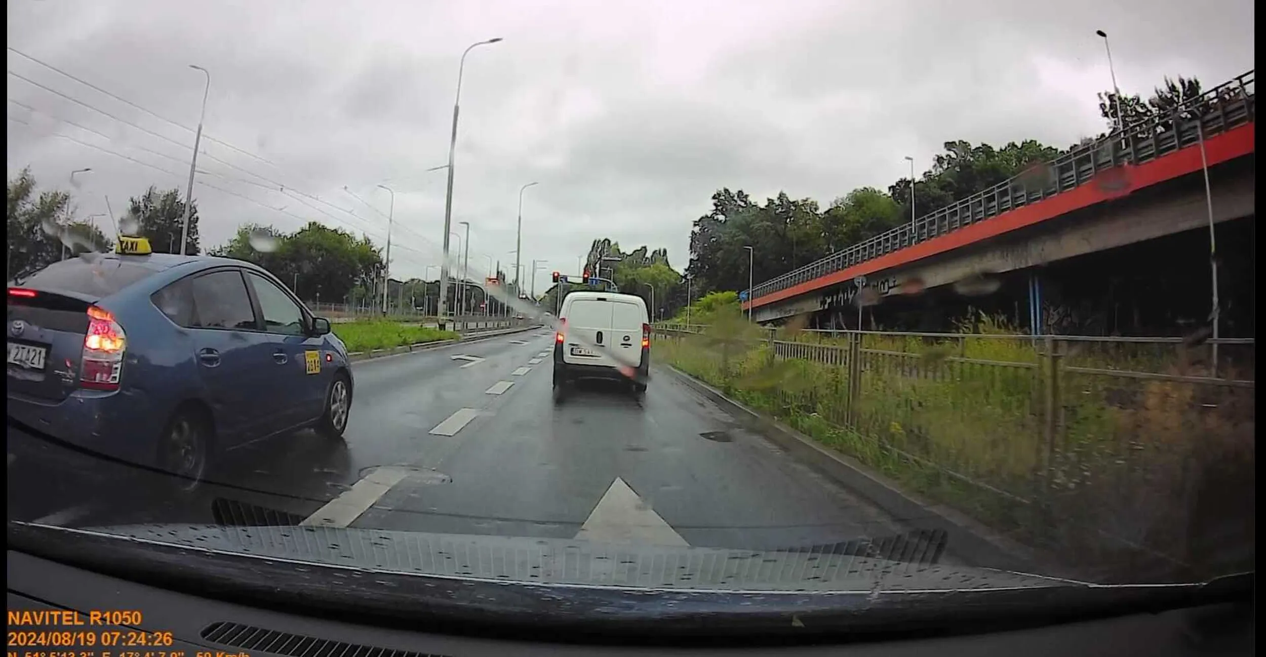 Pan taksówkarz zajeżdża drogę twierdząc, że ma do tego prawo, ponieważ zjeżdża z buspasa na normalny pas jedni.