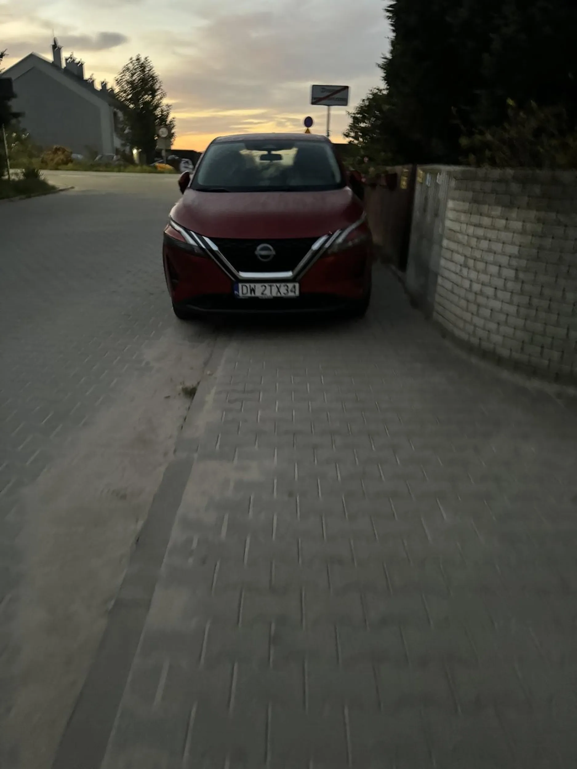 Notoryczne parkowanie na chodniku. Stwarza niebezpieczeństwo szczególnie w godzinach szczytu ponieważ trzeba omijać go idąc po ulicy. ŚLIWKOWA SMOLEC