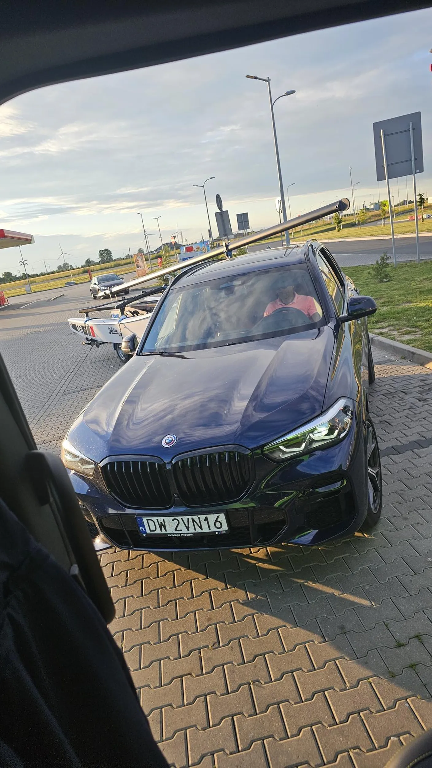 Osioł z bmw zaparkował jaśnie swoją beemke tam gdzie nie powinien . Tego paluszka wsadz sobie w dupe