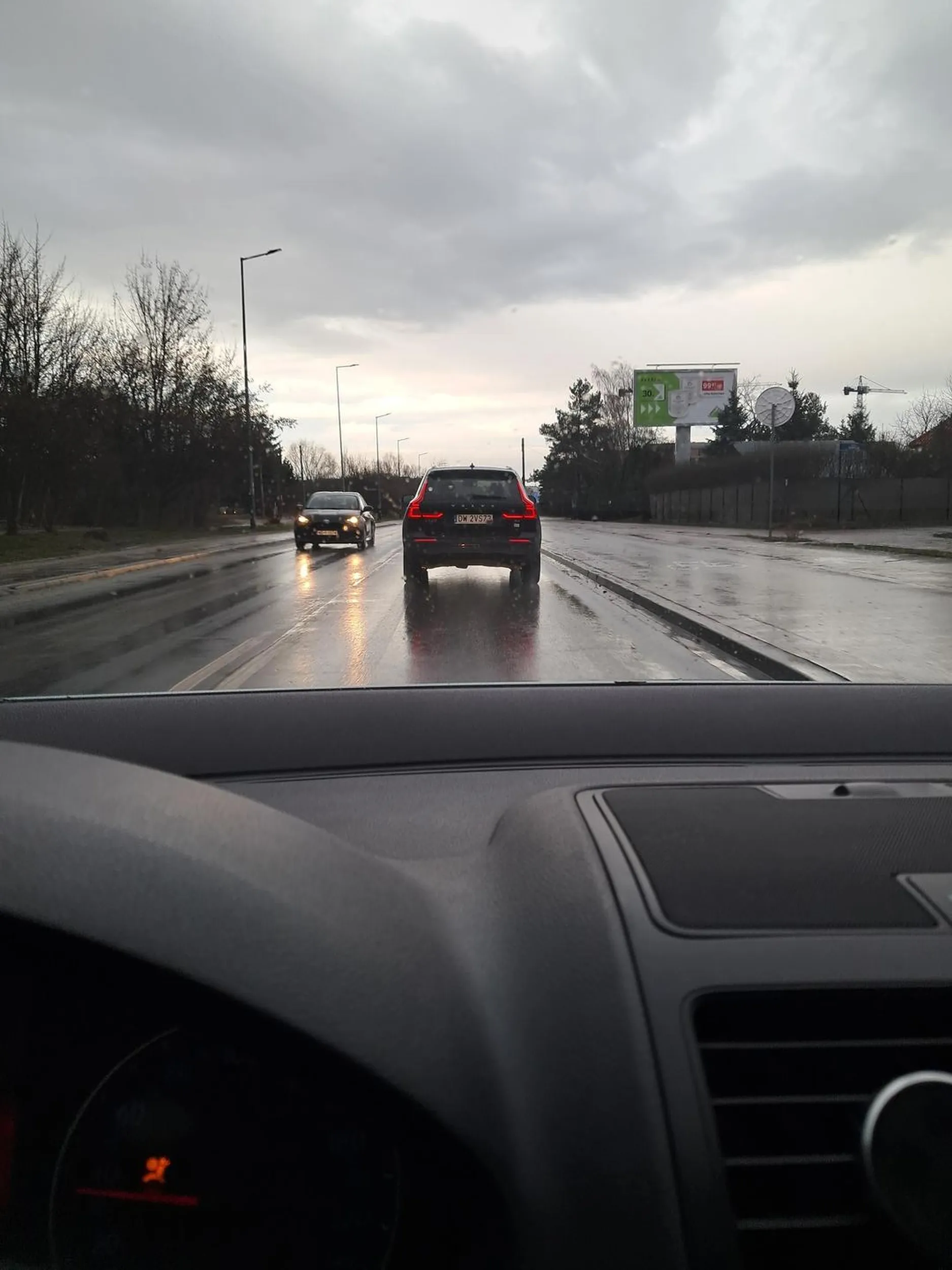 Zawiła Kraków ograniczenie do 50 a ona jedzie 25( z kad wiem bo wkoncu udało mi się ją wyprzedzić). Babeczka około 60+. Rany boskie Kobieto jak jedzic nie umiesz to nie wsiadaj do samochodu