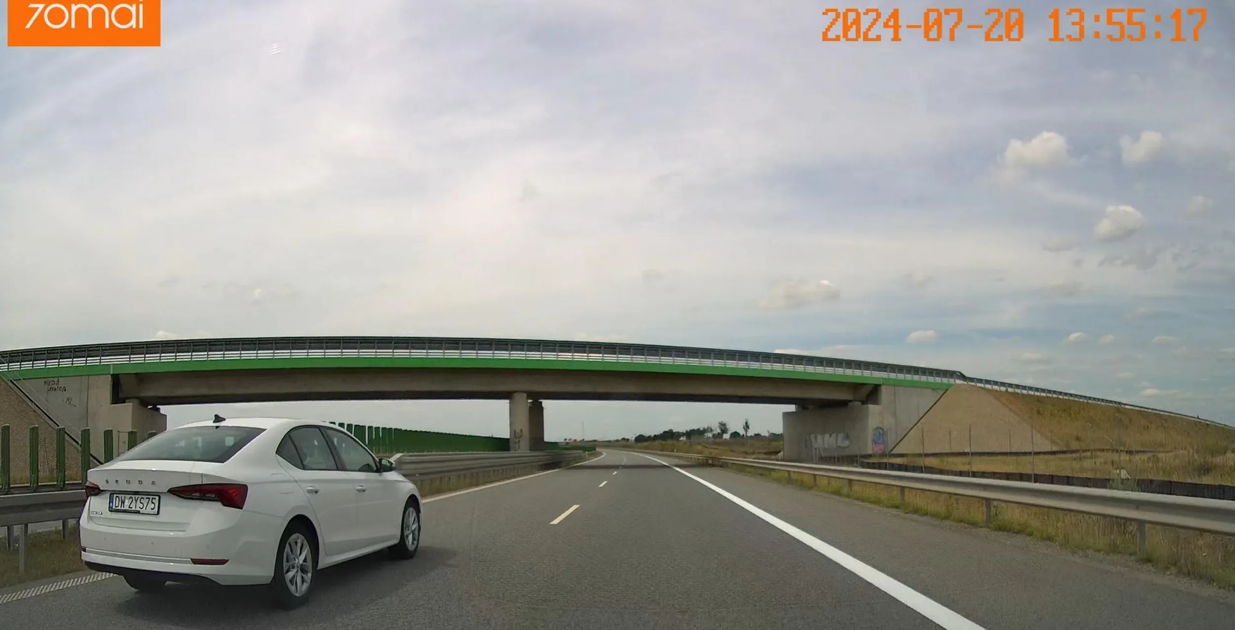 Dwie dziewczyny w skodach (jedna mocno łysiejąca) tak bardzo spieszą się na parking by zrobić sobie po gałce, że prawie doprowadzili do wypadku. Dziewczyny - droga S3 to nie trasa z Need for Speed !!!