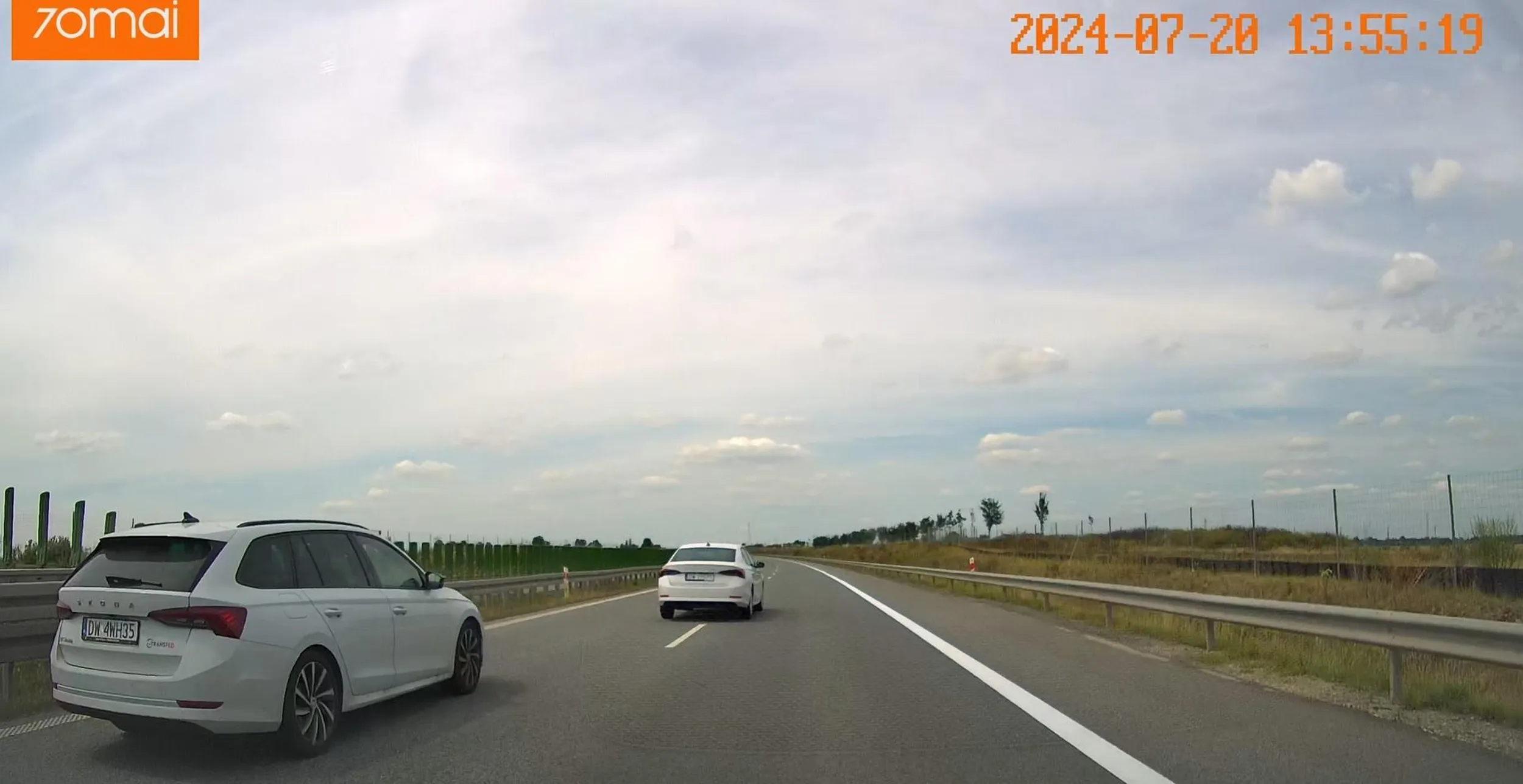 Dwie dziewczyny w skodach (jedna mocno łysiejąca) tak bardzo spieszą się na parking by zrobić sobie po gałce, że prawie doprowadzili do wypadku. Dziewczyny - droga S3 to nie trasa z Need for Speed !!!