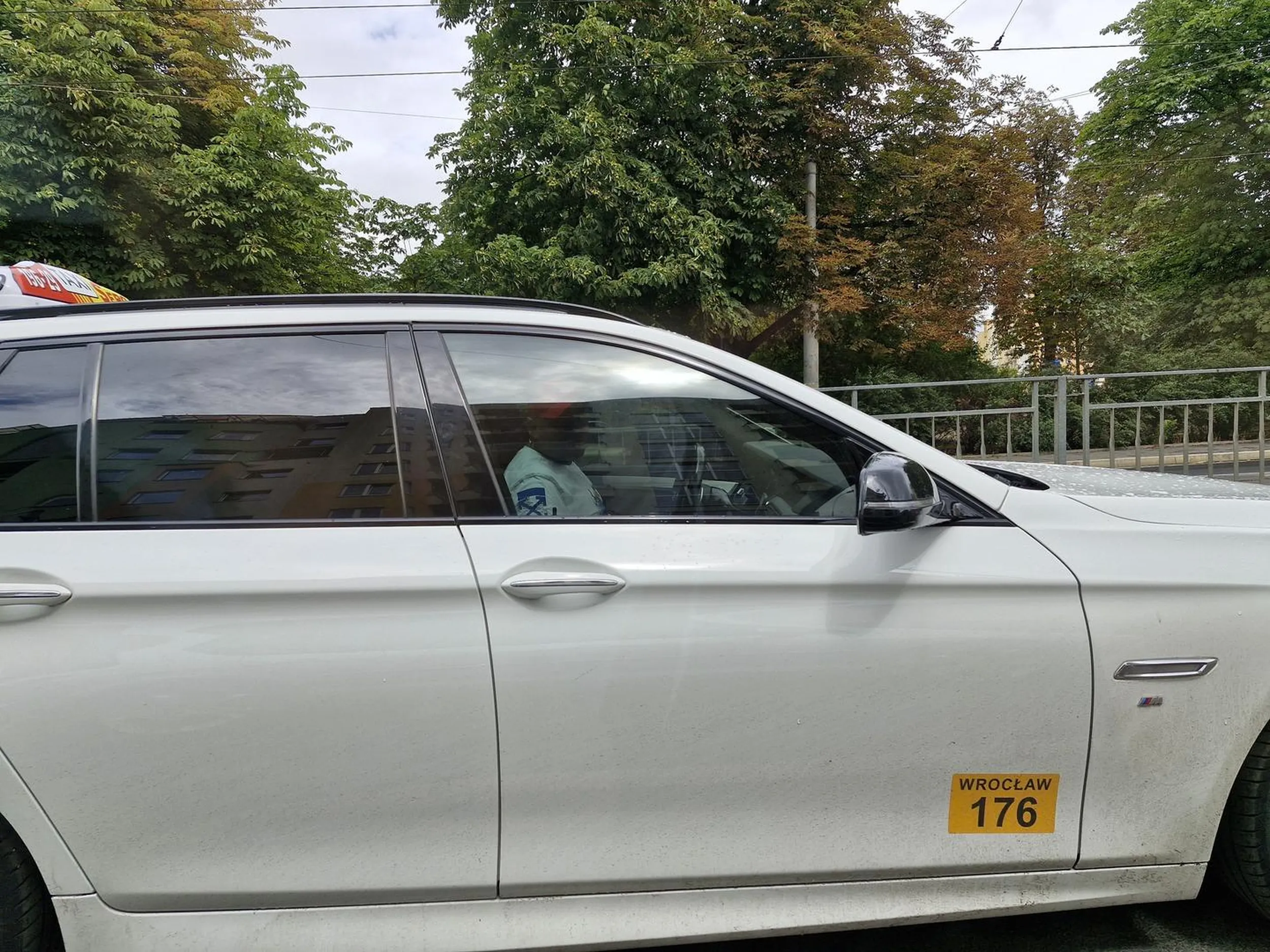 Taxi serc nr boczny 176 - białe bmw. Chamskie bydlę. Wytatuowany seba że złotym łańcuchem (takie można kupić w Leroy Merlin na metry) Nie mógł wyprzedzić na podwójnej ciągłej i jeszcze musiał jechać 30 w strefie ograniczenia do 30. Trąbił, następnie, zrównał się ze mną i zaczął k**rwić. Potem splunął czymś białym. Śledził mnie do Leroy Merlin, potem znalazł mój samochód na parkingu, zatrzymał obok, ale jak mnie zobaczył, uciekł. Ciota.
