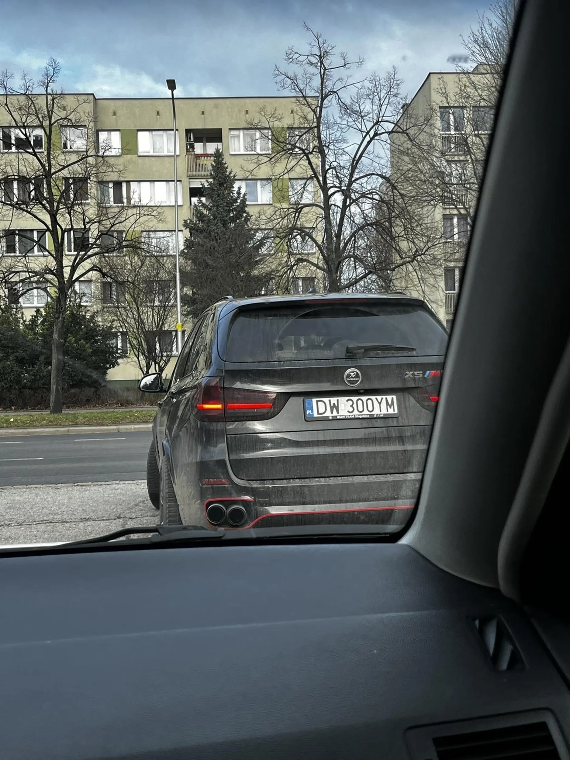 Pani z ogromnego BMW stoi na wstecznym i czeka aż się ją przepuści bo niestety widocznie auto za dużo pali i nie stać już ją żeby objechać te 100m więc wolała wrzucić wsteczny i czekać, gdyby nie zasada którą wyznaję że głupszym się ustępuje byśmy tak stali do końca życia.