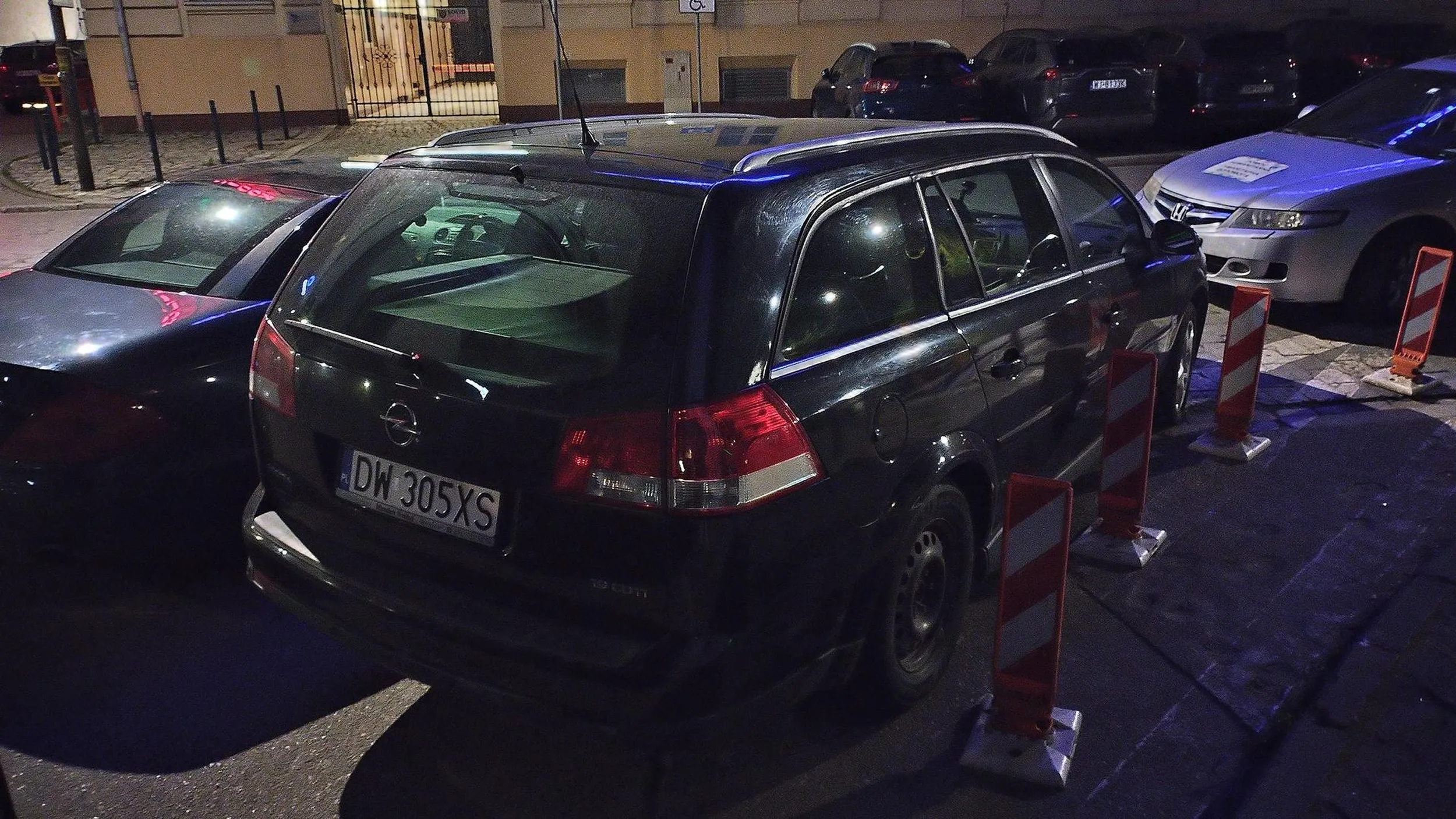 Mam nadzieję, żeś nie wyjechał/a z tego miejsca bo inni parkują tak samo mądrze jak ty